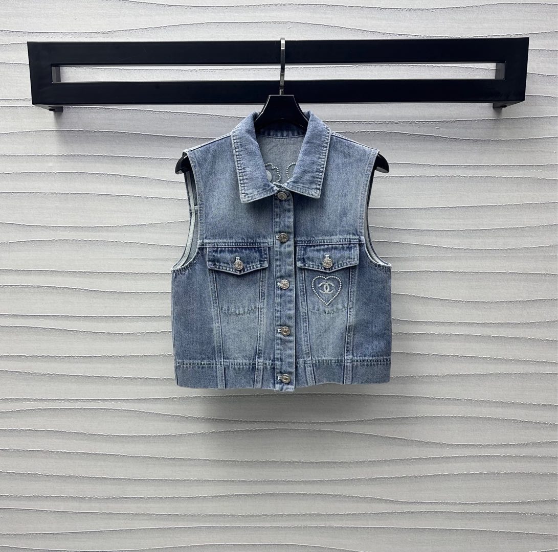 NO:411230,Chane*2025 new product launches short denim vest custom YB imported twill cotton denim material breathable and comfortable and stylish Multi-enzyme washing Chest symmetrical flip pocket design Retro and fashionable Add a sense of styling. The back is embroidered with letters and embroidered logo echoes the back details to highlight the brand tone. Face and auxiliary materials development Lapel short vest tailoring can be matched with skirts and pants in the same series. Complete sets of casual temperament. High-version 36 38 40,,chanel, skirts,alexander wang19860909Chane*2025新品上架短款牛仔马甲定制YB进口斜纹棉牛仔材质 透气舒适有型 多重酵素水洗 胸前对称翻盖口袋版型设计 复古又时尚 增添造型层次感 后背点缀字母刺绣徽标呼应后腰细节 彰显品牌调性 面辅料开发 翻领短款马甲剪裁 可搭配同系列裙裤装 成套穿搭休闲气质 高版本36 38 40,,chanel,skirts,alexander wang,Women's clothing