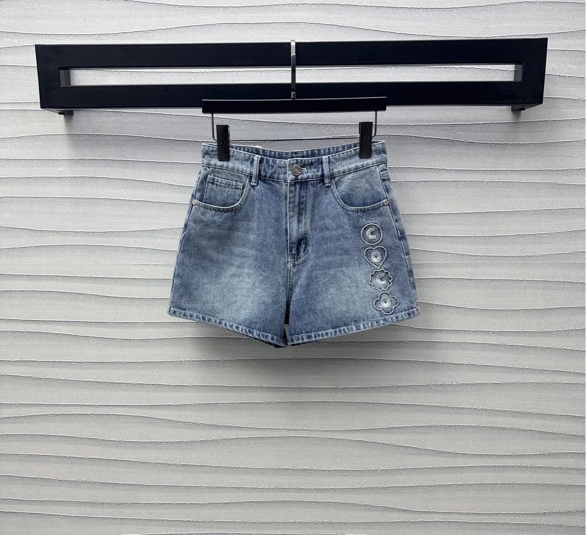 NO:411243,Chane*2025 new product is available on the shelves of high-waist denim shorts custom YB imported twill cotton denim material breathable and comfortable and stylish Multi-enzyme washing High-waist buckle symmetrical pocket style design Retro and fashionable Add a sense of styling layering Single-side embroidered letter embroidery logo echoes the back waist details Showing the brand tone Developed Facial accessories High-waist straight-leg shorts cut Can be matched with the same series Vest set Complete sets of casual temperament High-version 36 38 40, Chanel, shorts, alexander wang19860909Chane*2025新品上架高腰牛仔短裤定制YB进口斜纹棉牛仔材质 透气舒适有型 多重酵素水洗 高腰系扣对称口袋版型设计 复古又时尚 增添造型层次感 单侧点缀字母刺绣徽标呼应后腰细节 彰显品牌调性 面辅料开发 高腰直筒短裤剪裁 可搭配同系列马甲 成套穿搭休闲气质 高版本36 38 40,,chanel,shorts,alexander wang,Women's clothing