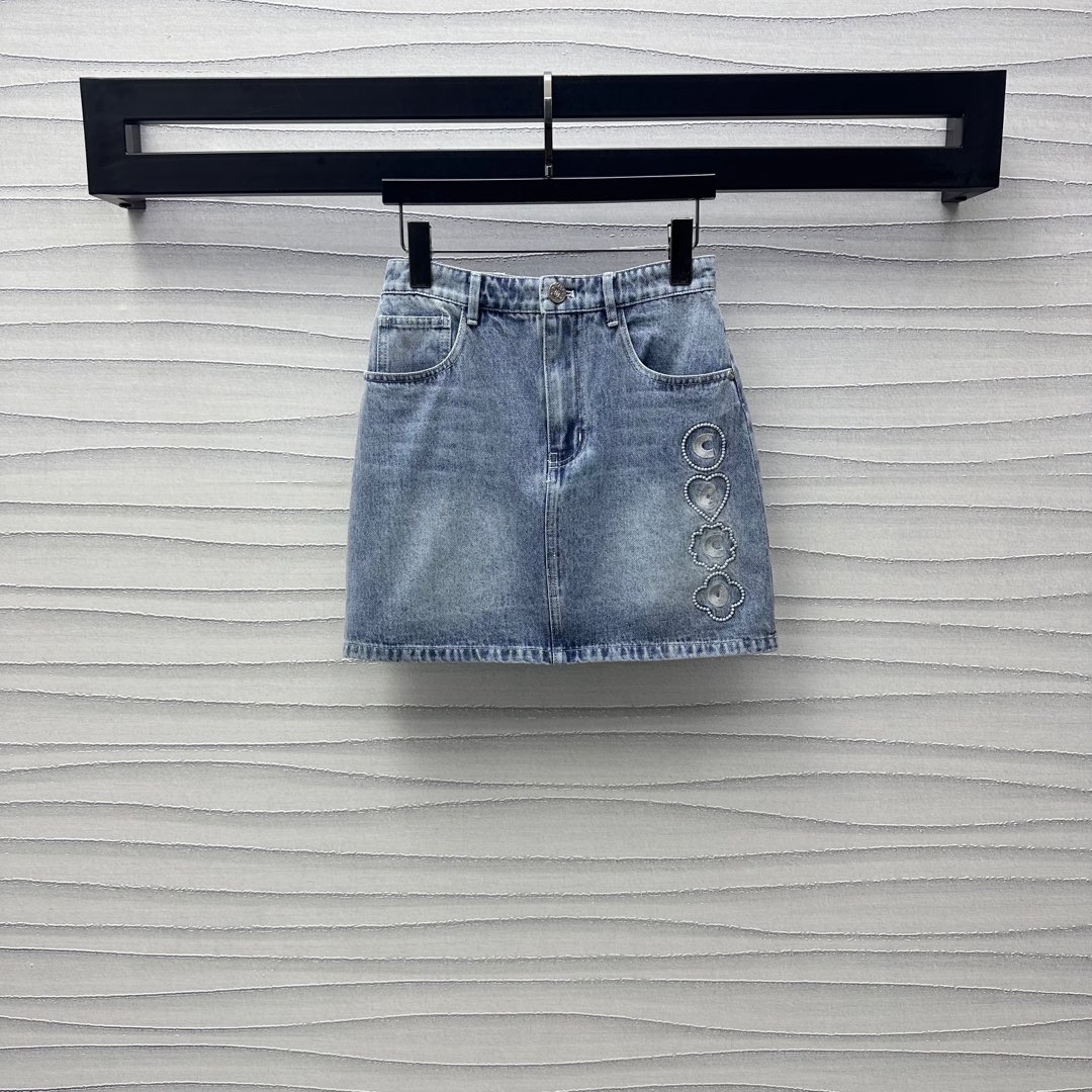 NO:411223,Chane*2025 new product is available on the shelves of high-waist denim skirts, customized YB imported twill cotton denim material, breathable, comfortable and stylish, multi-enzyme washing, high-waist buckle symmetrical pocket style design, retro and fashionable, adding layered look, single-sided embroidered letter embroidery logo echoes the back waist details, highlighting the brand tone, surface auxiliary material development, high-waist straight skirt tailoring, can be matched with vests in the same series, complete sets of casual temperament, high-version 36 38 40,,chanel, skirts, alexander wang19860909Chane*2025新品上架高腰牛仔短裙定制YB进口斜纹棉牛仔材质 透气舒适有型 多重酵素水洗 高腰系扣对称口袋版型设计 复古又时尚 增添造型层次感 单侧点缀字母刺绣徽标呼应后腰细节 彰显品牌调性 面辅料开发 高腰直筒短裙剪裁 可搭配同系列马甲 成套穿搭休闲气质 高版本36 38 40,,chanel,skirts,alexander wang,Women's clothing