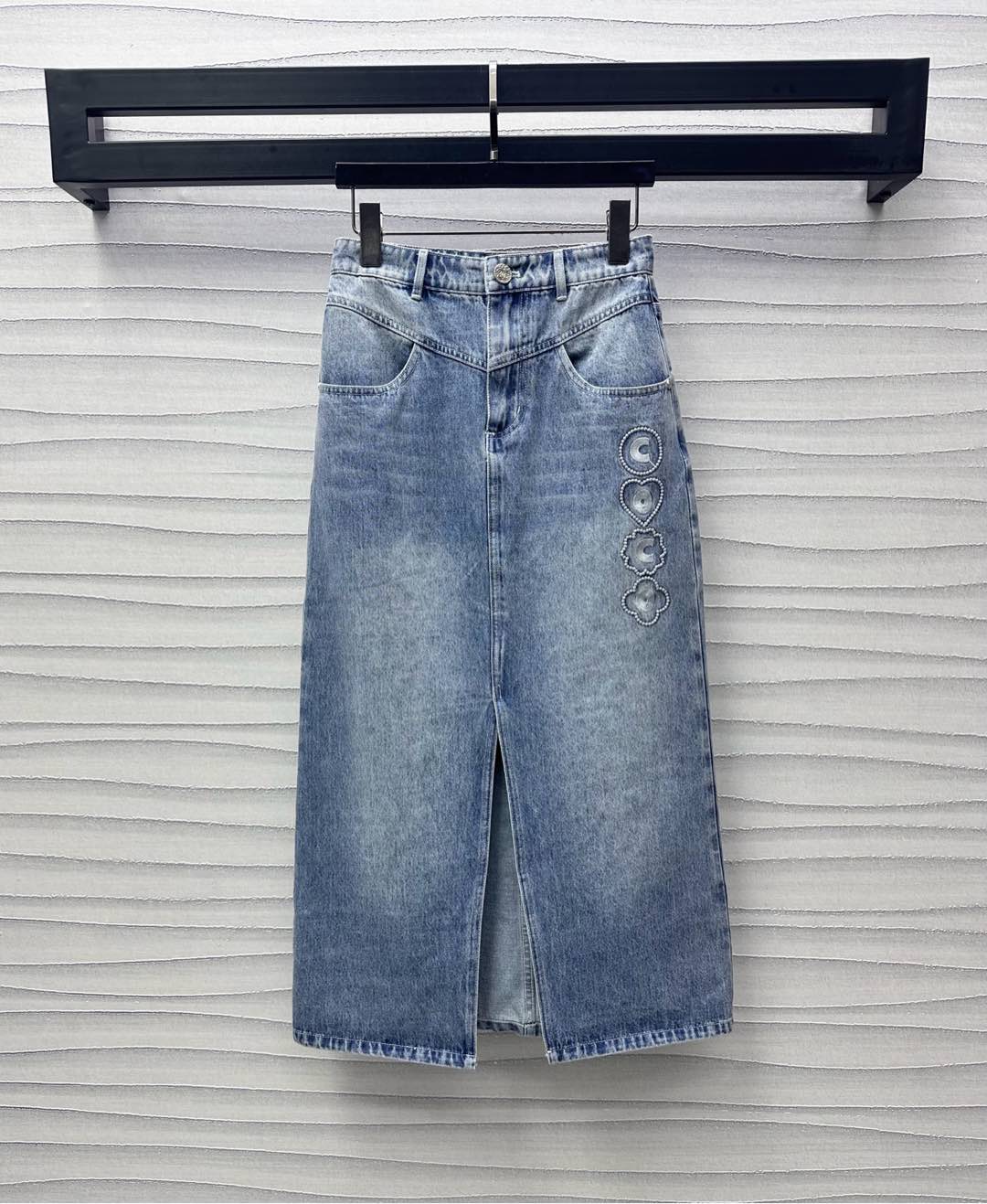 NO:411257,Chane*2025 new product is available on the shelves of high-waist slit denim skirt custom YB imported twill cotton denim material breathable and comfortable and stylish Multi-enzyme washing High-waist buckle symmetrical pocket style design Retro and fashionable Add a sense of styling layering Single-side embroidered letter embroidery logo echoes the back waist details Showing the brand tone Developed Facial accessories High-waist slit skirt tailoring Can be matched with the same series of vests Complete sets of casual temperament High-version 36 38 40, Chanel, skirts, alexander wang19860909Chane*2025新品上架高腰开衩牛仔半裙定制YB进口斜纹棉牛仔材质 透气舒适有型 多重酵素水洗 高腰系扣对称口袋版型设计 复古又时尚 增添造型层次感 单侧点缀字母刺绣徽标呼应后腰细节 彰显品牌调性 面辅料开发 高腰开衩半裙剪裁 可搭配同系列马甲 成套穿搭休闲气质 高版本36 38 40,,chanel,skirts,alexander wang,Women's clothing