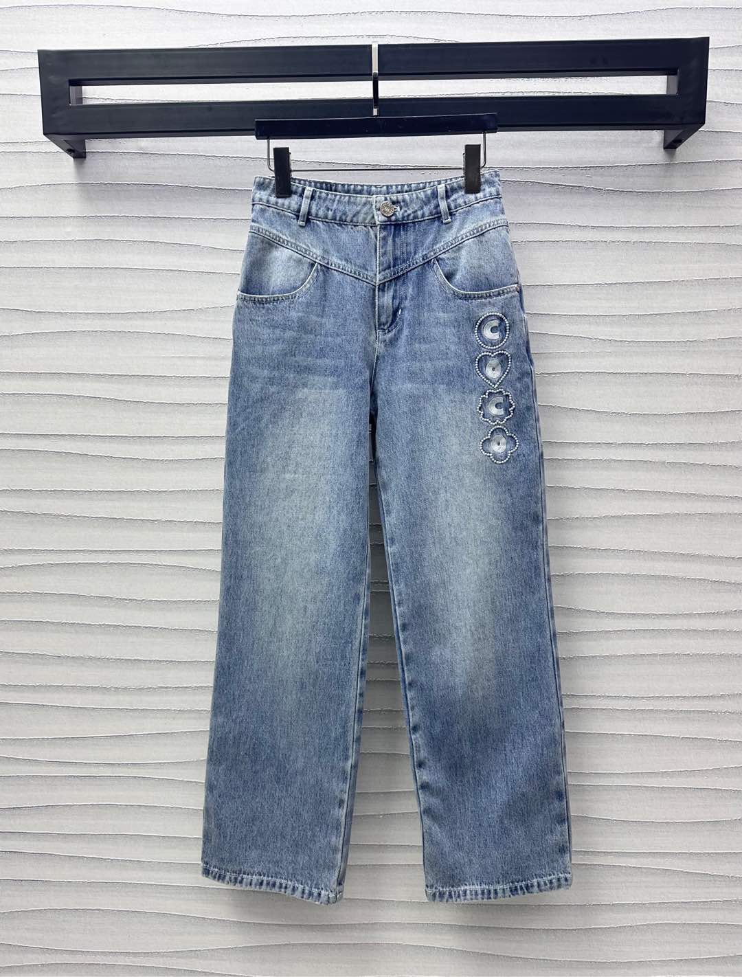 NO:411209,Chane*2025 new product is available on the shelves of high-waist denim twill trousers customized YB imported twill cotton denim material breathable and comfortable and stylish Multi-enzyme washing High-waist buckle symmetrical pocket style design Retro and fashionable Add a sense of styling layering Single-side embroidered letter embroidery logo echoes the back waist details Showing the brand tone Developed Facial accessories High-waist straight trousers cut Can be matched with the same series Vest set Complete sets of casual temperament High-version 36 38 40, Chanel, alexander wang19860909Chane*2025新品上架高腰牛仔长裤定制YB进口斜纹棉牛仔材质 透气舒适有型 多重酵素水洗 高腰系扣对称口袋版型设计 复古又时尚 增添造型层次感 单侧点缀字母刺绣徽标呼应后腰细节 彰显品牌调性 面辅料开发 高腰直筒长裤剪裁 可搭配同系列马甲 成套穿搭休闲气质 高版本36 38 40,,chanel,alexander wang,Women's clothing