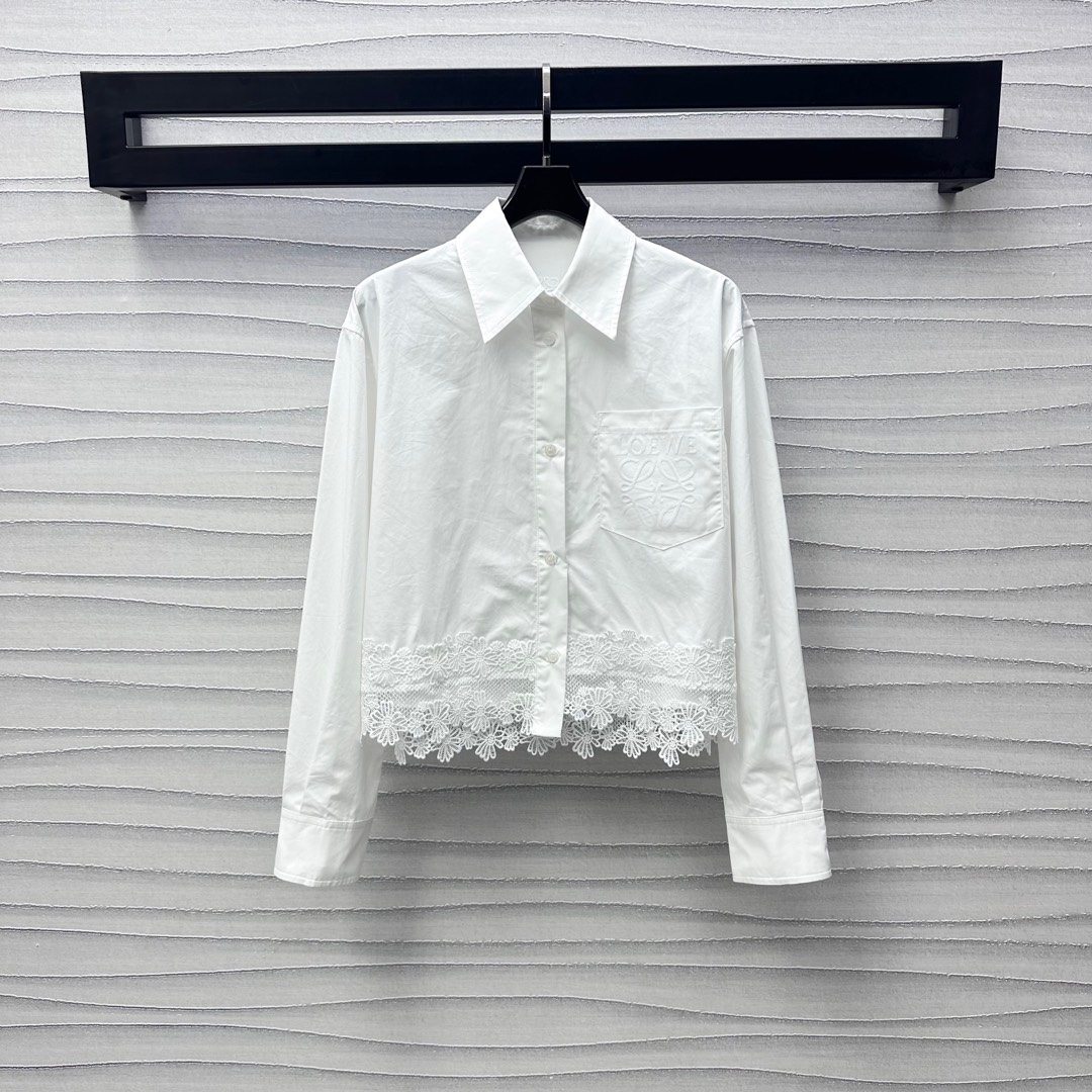 NO:411208,Loew*2025 new product is on the shelves of spliced ​​lace hollow embroidered shirts customized YB imported twill cotton material, crisp, comfortable and stylish, decorated with single-sided pocket iconic relief letters and hem spliced ​​lace details, highlighting the brand tone, short cut effectively improves the upper and lower ratio, reveals the slender waist and more body shape, centered back embroidered totem logo hollow embroidery treatment, adds styling layering, surface auxiliary material development, lapel long-sleeved shirt cut, casually matched skirt and pants, high-end fashionable, high-end 2 colors,,loewe, skirts, shirts, alexander wang19860909Loew*2025新品上架拼接蕾丝镂空刺绣衬衣定制YB进口斜纹全棉材质 挺括舒适有型 饰以单侧口袋标志性浮雕字母配合下摆拼接蕾丝细节 彰显品牌调性 短款裁剪有效改善上下比例 露出纤腰更显身段 后背居中刺绣图腾徽标镂空绣花处理 增添造型层次感 面辅料开发 翻领长袖衬衫剪裁 随意搭配裙裤装穿搭高级时髦  高版本2色,,loewe,skirts,shirts,alexander wang,Women's clothing