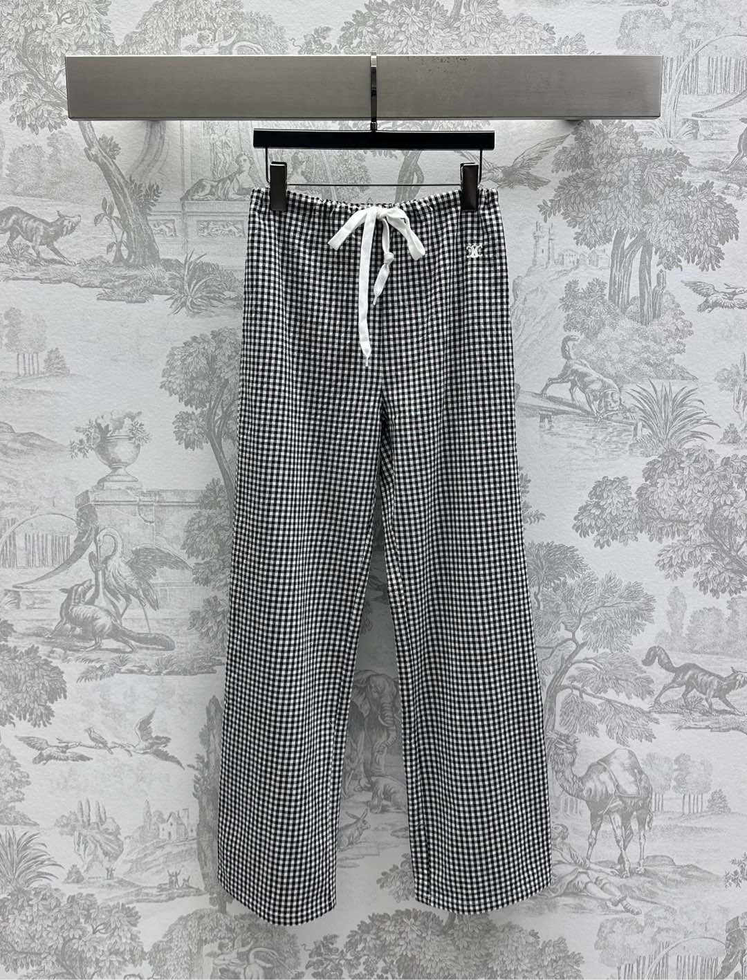 NO:411322,Celin*2025 new product plaid straight trousers are on the shelves. Customized YB imported twill cotton material, breathable and comfortable, full texture. The whole body black and white plaids are intertwined with drawstring adjustment design. Add a sense of styling and layering. Outline the perfect waist. The iconic letter embroidered logo of the single side waist and hips show the brand tone. The development of surface accessories. High-waisted straight trousers cut. The upper body looks slim and straight legs. Commuting and dates are free to wear high-end and fashionable. High-version, celine, alexander wang19860909Celin*2025新品上架格纹直筒长裤 定制YB进口斜纹全棉材质 透气舒适 质感十足 通体黑白格纹交错配合抽绳调节设计 增添造型层次感 勾勒完美腰身 单侧腰胯点缀标志性字母刺绣徽标 彰显品牌调性 面辅料开发 高腰直筒长裤剪裁 上身显瘦显腿直 通勤约会随意穿搭高级时髦 高版本,,celine,alexander wang,Women's clothing