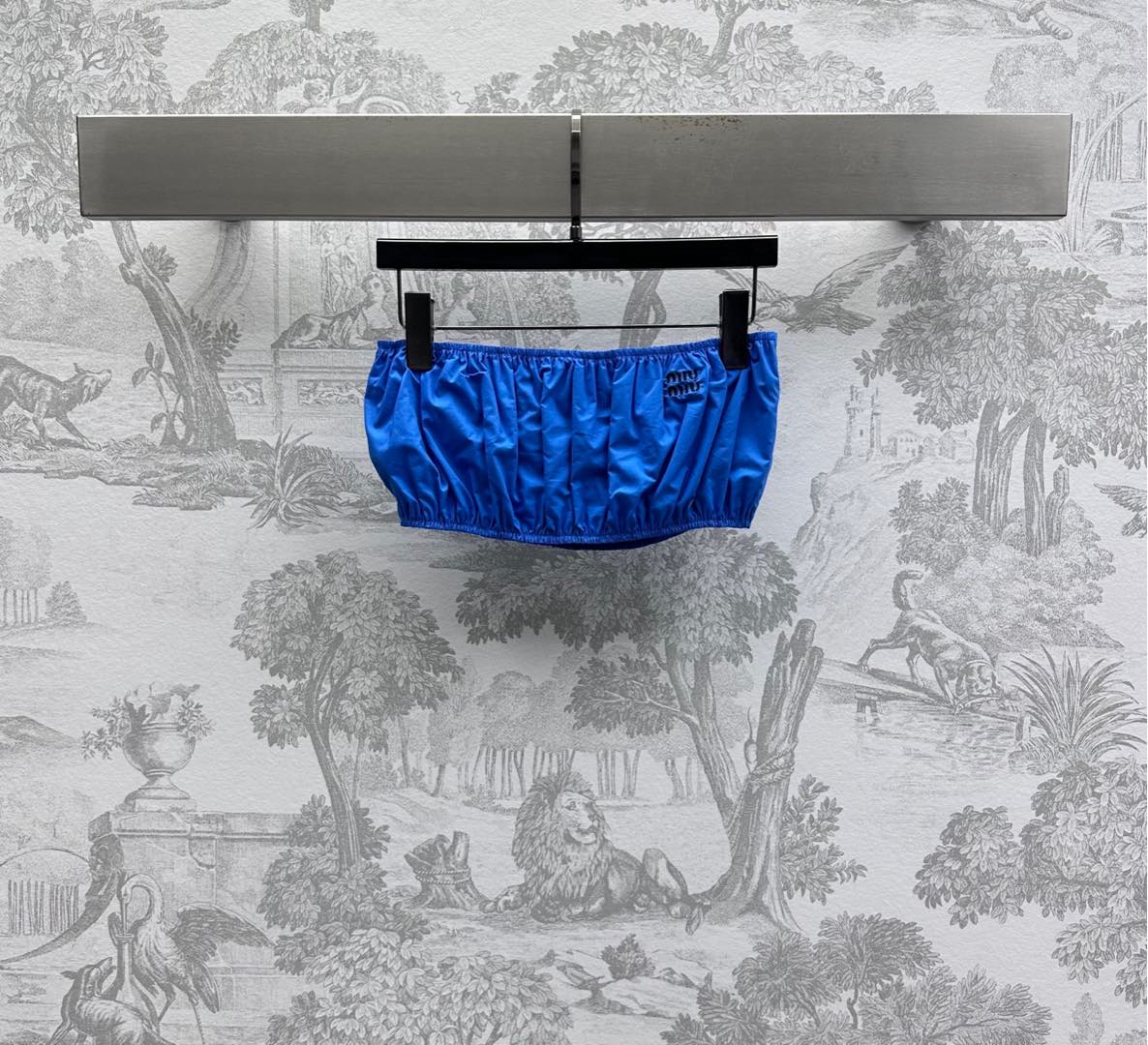 NO:418631,Miumi*2025 new product is on the shelves of one-piece strapless custom YB imported twill cotton material, comfortable and delicate gloss, voxel color pleated design, add layering, and embroidered with the iconic letter embroidery logo on the chest to highlight the brand tone, surface auxiliary material development, short strapless top cut, can be matched with short skirts in the same series, complete sets of outfits to show more relaxed holiday temperament, high-version 3 colors,,miumiu, skirts,alexander wang19860909Miumi*2025新品上架一片式抹胸定制YB进口斜纹棉材质 舒适细腻光泽 通体素色褶皱设计 增添造型层次感 配合胸口点缀标志性字母刺绣徽标 彰显品牌调性 面辅料开发 短款抹胸上衣剪裁 可搭配同系列短裙 成套穿搭更显度假松弛气质  高版本3色,,miumiu,skirts,alexander wang,Women's clothing