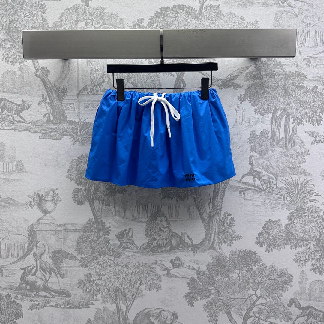 NO:418622,Miumi*2025 new product launches with pleated drawstring skirt custom YB imported twill cotton material comfortable and delicate gloss Voxel color pleated pendulum design Add layered look with the hem embroidered logo to highlight the brand tone Facial accessories development Pleated skirt tailoring can be matched with the same series of strapless tops, complete sets of outfits to make the holiday relaxed temperament High-version 3 colors, Miumiu, skirts, alexander wang19860909Miumi*2025新品上架压褶抽绳短裙定制YB进口斜纹棉材质 舒适细腻光泽 通体素色压褶摆设计 增添造型层次感 配合下摆点缀标志性字母刺绣徽标 彰显品牌调性 面辅料开发 压褶短裙剪裁 可搭配同系列抹胸上衣 成套穿搭更显度假松弛气质  高版本3色,,miumiu,skirts,alexander wang,Women's clothing