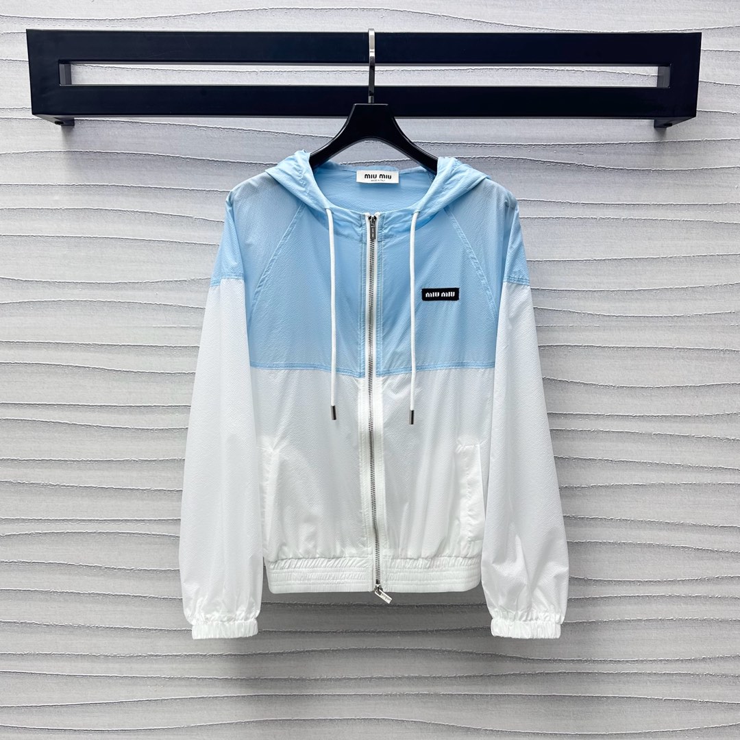 NO:412398,Miumi*2025 new product launches hooded contrasting sunscreen jacket customized YB imported light and thin sunscreen material comfortable and breathable. Use spliced ​​contrasting color design. Use tightening style with cuff hem to add layering to the styling. The visual effect is richer. The chest is decorated with iconic letters and logos to highlight the brand tone. The surface and auxiliary materials development Hooded zipper jacket tailoring Commuter sports outfits casual and fashionable. High-end version,,miumiu, jackets & coats,hats,alexander wang19860909Miumi*2025新品上架连帽撞色防晒外套定制YB进口轻薄防晒材质 舒适透气好穿 沿用拼接撞色设计 配合袖口下摆包边收紧样式处理 增添造型层次感 视觉效果更显丰富 胸前点缀标志性字母徽标装饰 彰显品牌调性 面辅料开发 连帽拉链外套剪裁 通勤运动穿搭休闲时髦  高版本,,miumiu,jackets & coats,hats,alexander wang,Women's clothing