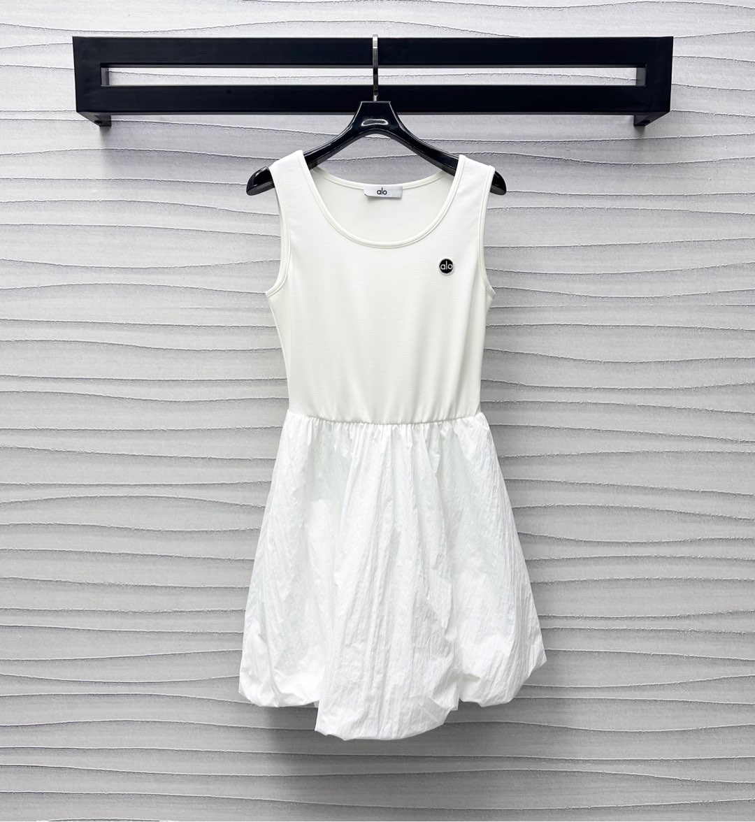 NO:412421,Alo*2025 new product is on the shelves of waist-hugging spliced ​​vest skirts, customized YB imported twill cotton spliced ​​material, glossy and comfortable, chest embellished with iconic letter logo decoration, highlighting the brand tone, upper and lower splicing fabric design, layered cake with large swaying waist-covering hip-covering outline curves, inclusive figure, hem cut to modify leg lines, add to the styling sense of layering, surface auxiliary material development, sleeveless dress tailoring, commuting date outfits to reduce age and fashionable, high version 2 colors, skirts, alexander wang19860909alo*2025新品上架收腰拼接背心裙定制YB进口斜纹棉拼接材质 光泽舒适垂顺 胸前点缀标志性字母徽标装饰 彰显品牌调性 上下拼接面料设计 层叠蛋糕大摆收腰遮臀勾勒曲线 包容身材更显瘦 下摆剪裁修饰腿部线条 增添造型层次感 面辅料开发 无袖连衣裙剪裁 通勤约会穿搭减龄洋气 高版本2色,,skirts,alexander wang,Women's clothing