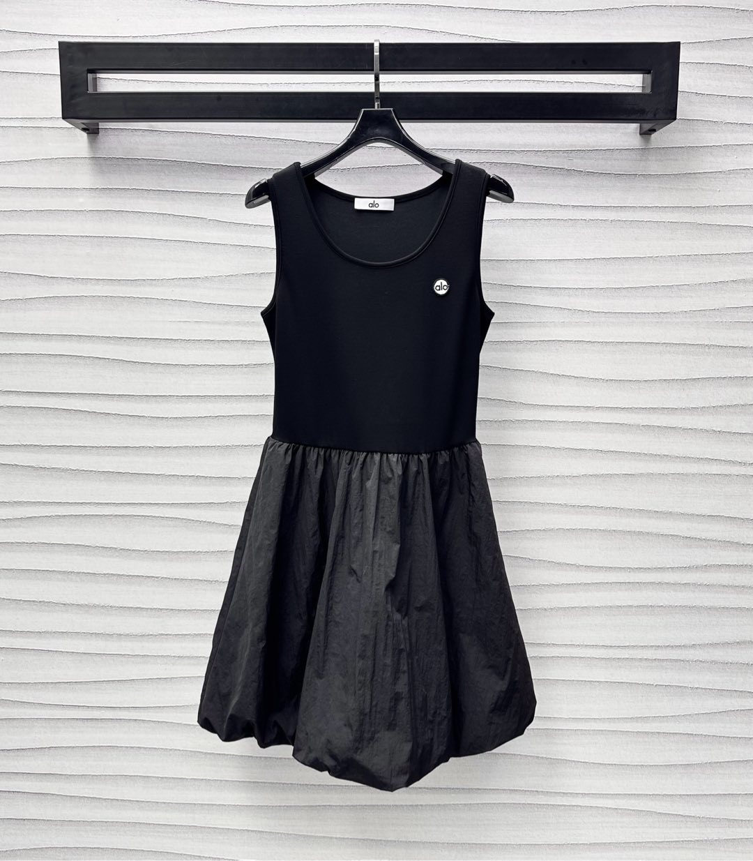 NO:412433,Alo*2025 new product is on the shelves of waist-hugging spliced ​​vest skirts, customized YB imported twill cotton spliced ​​material, glossy and comfortable, chest embellished with iconic letter logo decoration, highlighting the brand tone, upper and lower splicing fabric design, layered cake with large swaying waist-covering hip-covering outline curves, inclusive figure, hem cut to modify leg lines, add to the styling sense of layering, surface auxiliary material development, sleeveless dress tailoring, commuting date outfits to reduce age and fashionable, high version 2 colors, skirts, alexander wang19860909alo*2025新品上架收腰拼接背心裙定制YB进口斜纹棉拼接材质 光泽舒适垂顺 胸前点缀标志性字母徽标装饰 彰显品牌调性 上下拼接面料设计 层叠蛋糕大摆收腰遮臀勾勒曲线 包容身材更显瘦 下摆剪裁修饰腿部线条 增添造型层次感 面辅料开发 无袖连衣裙剪裁 通勤约会穿搭减龄洋气 高版本2色,,skirts,alexander wang,Women's clothing