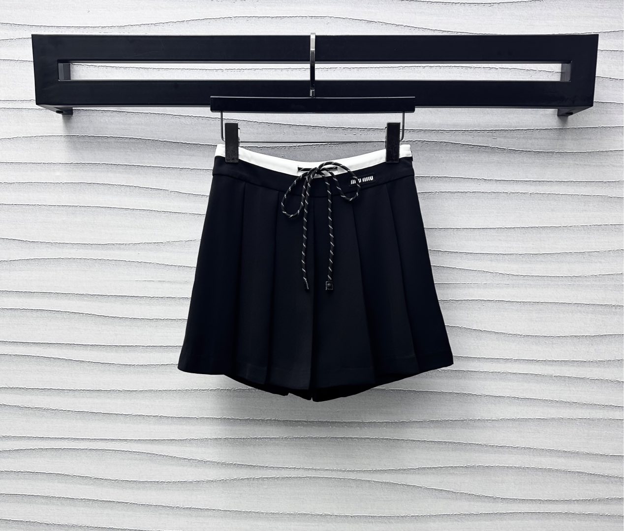 NO:412412,Miumi*2025 new product is on the shelves of spliced ​​pleated skirts and pants customized YB imported acetic acid material, shiny and comfortable and stylish. Use the front piece press pleated and back piece trousers to cut to add layering. The waist splicing contrasting details twisted drawstring adjustment design. The iconic letter logo embellishes to highlight the brand tone. The surface and auxiliary materials development. High-waist pleated skirts and pants tailoring. Commuting and date casual outfits to reduce age and expose the slender waist and long legs. High-version,,miumiu, skirts,alexander wang19860909Miumi*2025新品上架拼接百褶裙裤定制YB进口醋酸材质 光泽舒适有型 沿用前片压褶配合后片裤型裁剪 增添造型层次感 腰间拼接撞色细节绞色抽绳调节设计 标志性字母徽标点缀 彰显品牌调性 面辅料开发 高腰百褶裙裤剪裁 通勤约会随意穿搭减龄洋气 露出纤腰长腿 高版本,,miumiu,skirts,alexander wang,Women's clothing