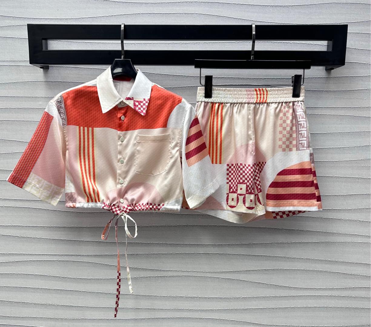 NO:412409,Fend*2025 new product launches jacquard short shirt shorts set custom YB imported twill thick material, smooth and comfortable, red, orange and pink block collision design, short style with waist drawstring adjustment, waist-exposed details, add layered look, prints interspersed with iconic double F logo embellishment, highlight the brand tone, surface auxiliary material development, lapel short sleeve shirt with the same series of shorts, complete sets of high-end fashion, high-end version, fendi, shorts, shirts, T-shirt, alexander wang19860909Fend*2025新品上架提花短款衬衫短裤套装定制YB进口斜纹稠材质 光泽垂顺舒适 通体红橙粉色块碰撞设计 短款版型配合腰间抽绳调节露腰细节 增添造型层次感 印花穿插标志性双F徽标点缀 彰显品牌调性 面辅料开发 翻领短袖衬衫搭配同系列短裤 成套穿搭高级时髦 高版本,,fendi,shorts,shirts,T-shirt,alexander wang,Women's clothing