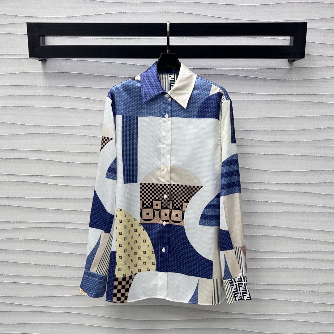 NO:412395,Fend*2025 new product is on the shelves of the jacquard lapel shirt custom YB imported twill thick material, smooth and comfortable, blue and white block collision details, silhouette and plaid button adjustment design, add layering, print interspersed with iconic double F logo embellishment, highlighting the brand tone, surface auxiliary material development, loose long-sleeved shirt tailoring, can be matched with trousers in the same series, complete sets of high-end fashion, high-end version, fendi,shirts,alexander wang19860909Fend*2025新品上架提花翻领衬衣定制YB进口斜纹稠材质 光泽垂顺舒适 通体蓝白色块碰撞细节 廓形版型配合开襟纽扣调节设计 增添造型层次感 印花穿插标志性双F徽标点缀 彰显品牌调性 面辅料开发 宽松长袖衬衫剪裁 可搭配同系列长裤 成套穿搭高级时髦 高版本,,fendi,shirts,alexander wang,Women's clothing