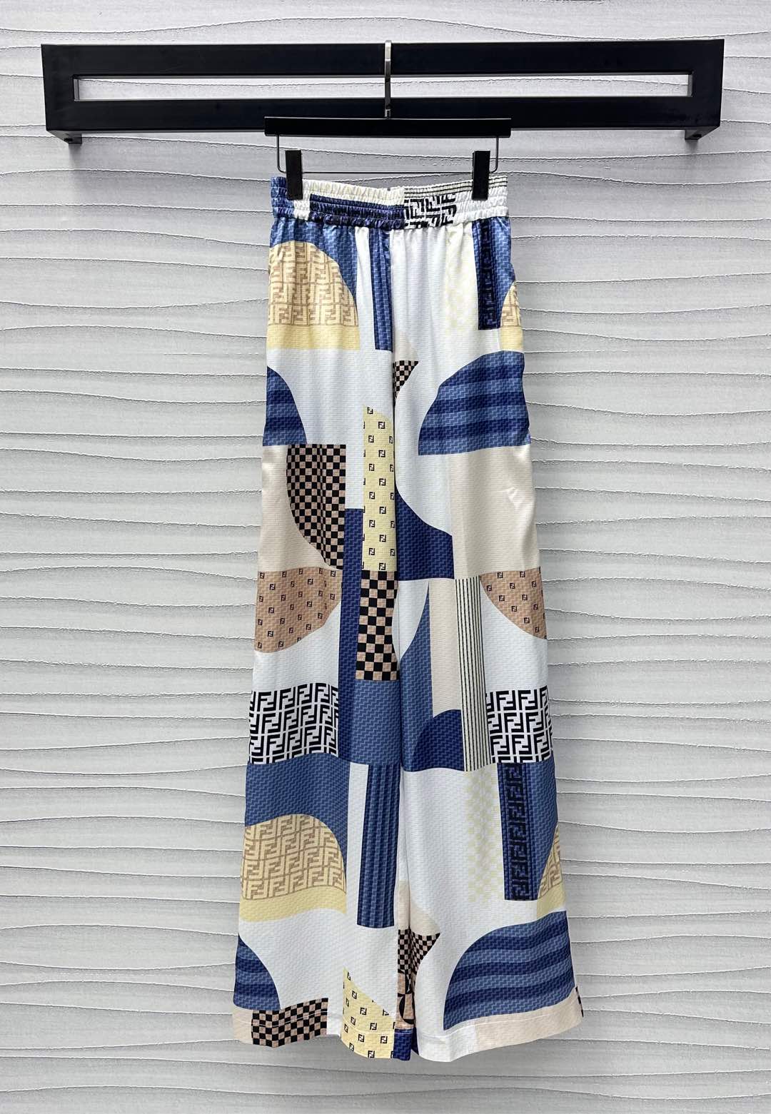 NO:412383,Fend*2025 new product is available for shelves, custom-made jacquard straight trousers, imported YB, thick material, smooth and comfortable, blue and white block collision details, wide-leg style and waist elastic adjustment design, add layering, print interspersed with the iconic double F logo embellishment, highlighting the brand tone, surface auxiliary material development, high-waist straight trousers tailored, can be matched with the same series of shirts, complete sets of high-end fashion, high-end version, fendi,shirts,alexander wang19860909Fend*2025新品上架提花直筒长裤定制YB进口斜纹稠材质 光泽垂顺舒适 通体蓝白色块碰撞细节 阔腿版型配合腰间弹力调节设计 增添造型层次感 印花穿插标志性双F徽标点缀 彰显品牌调性 面辅料开发 高腰直筒长裤剪裁 可搭配同系列衬衫 成套穿搭高级时髦 高版本,,fendi,shirts,alexander wang,Women's clothing