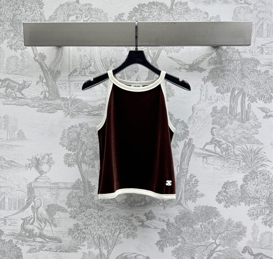 NO:412479,Celin*2025 new product launches velvet suspender vest custom YB imported velvet material comfortable and breathable luster, vase color base with white edge details design, add layered look, iconic letter logo embellishment and decoration at the hem, highlight the brand tone, surface auxiliary material development, slim short vest tailoring, can be matched with the same series of shorts, make simple styles look sexy and personal, complete sets of outfits show more relaxed holiday temperament, high-end version, celine, shorts, alexander wang19860909Celin*2025新品上架丝绒吊带背心定制YB进口丝绒材质 舒适透气光泽 通体素色打底配合白色包边细节设计 增添造型层次感 下摆标志性字母徽标点缀装饰 彰显品牌调性 面辅料开发 修身短款背心剪裁 可搭配同系列短裤 让简单款式穿出性感个性 成套穿搭更显度假松弛气质  高版本,,celine,shorts,alexander wang,Women's clothing