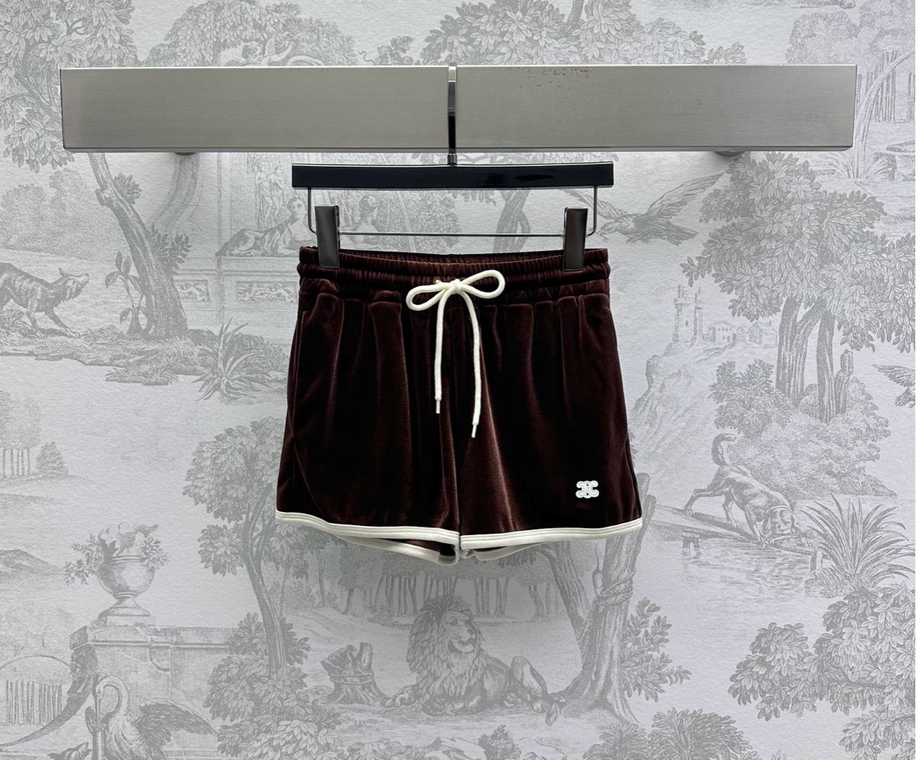 NO:412471,Celin*2025 new product launches drawstring velvet shorts customized YB imported velvet material comfortable and breathable luster. Voxel color base with white edge details. The waist contrast drawstring adjustment design adds a sense of styling. The hem is embellished and decorated with the logo of the hem. The tone of the brand. The development of surface accessories. The elastic waist shorts are cut. It can be matched with the same series of vests to make the simple style look sexy and personal. The set of outfits is more relaxed and relaxed. High-version 2 colors, celine, shorts, alexander wang19860909Celin*2025新品上架抽绳丝绒短裤定制YB进口丝绒材质 舒适透气光泽 通体素色打底配合白色包边细节腰间撞色抽绳调节设计 增添造型层次感 下摆标志性字母徽标点缀装饰 彰显品牌调性 面辅料开发 松紧腰短裤剪裁 可搭配同系列背心 让简单款式穿出性感个性 成套穿搭更显度假松弛气质  高版本2色,,celine,shorts,alexander wang,Women's clothing