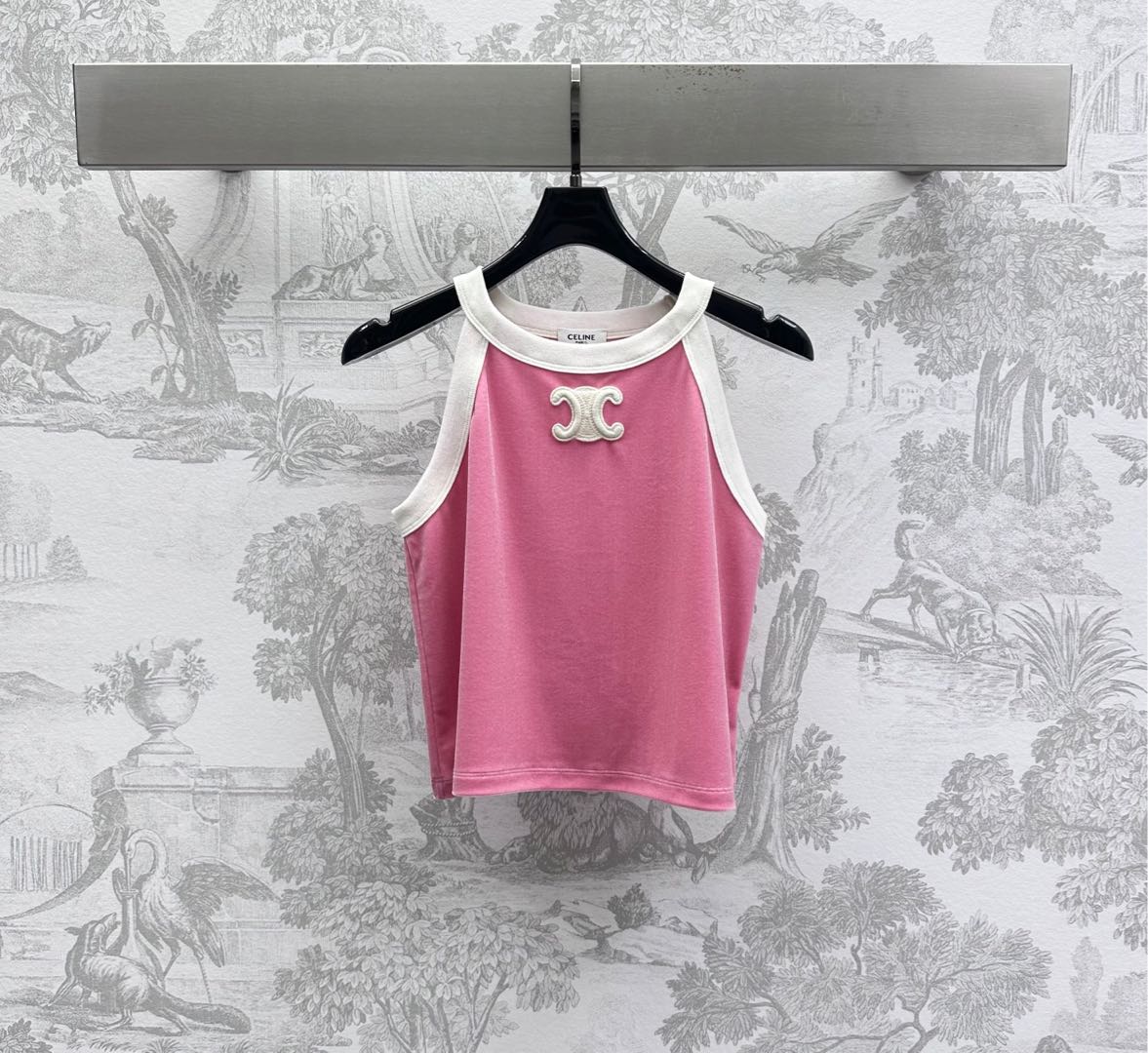 NO:412463,Celin*2025 new product is available for velvet suspender vest custom YB imported velvet material, comfortable and breathable, full vase color base with white edge details design, add layered look, centered on the chest, embellished and decorated with logos, highlight the brand tone, surface auxiliary material development, slim short vest tailoring, can be matched with the same series of shorts, making simple styles look sexy and personal, complete sets of outfits show more relaxed holiday temperament, high-end version, celine, shorts, alexander wang19860909Celin*2025新品上架丝绒吊带背心定制YB进口丝绒材质 舒适透气光泽 通体素色打底配合白色包边细节设计 增添造型层次感 胸前居中标志性字母徽标点缀装饰 彰显品牌调性 面辅料开发 修身短款背心剪裁 可搭配同系列短裤 让简单款式穿出性感个性 成套穿搭更显度假松弛气质  高版本,,celine,shorts,alexander wang,Women's clothing