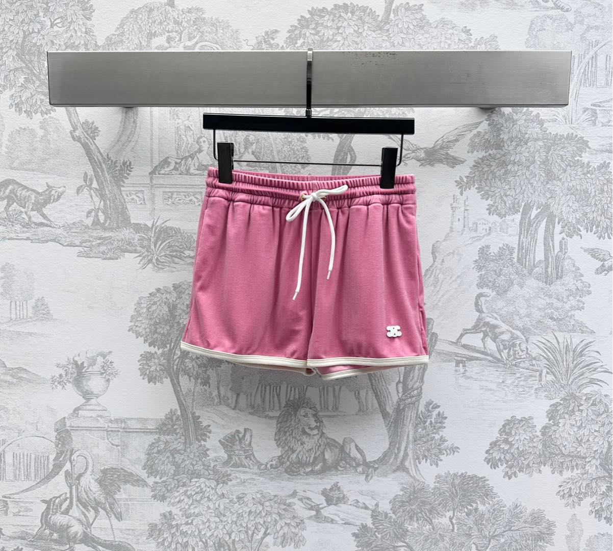 NO:412455,Celin*2025 new product launches drawstring velvet shorts customized YB imported velvet material comfortable and breathable luster. Voxel color base with white edge details. The waist contrast drawstring adjustment design adds a sense of styling. The hem is embellished and decorated with the logo of the hem. The tone of the brand. The development of surface accessories. The elastic waist shorts are cut. It can be matched with the same series of vests to make the simple style look sexy and personal. The set of outfits is more relaxed and relaxed. High-version 2 colors, celine, shorts, alexander wang19860909Celin*2025新品上架抽绳丝绒短裤定制YB进口丝绒材质 舒适透气光泽 通体素色打底配合白色包边细节腰间撞色抽绳调节设计 增添造型层次感 下摆标志性字母徽标点缀装饰 彰显品牌调性 面辅料开发 松紧腰短裤剪裁 可搭配同系列背心 让简单款式穿出性感个性 成套穿搭更显度假松弛气质  高版本2色,,celine,shorts,alexander wang,Women's clothing