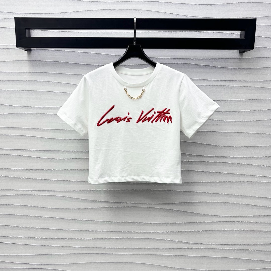 NO:412442,Louis Vuitto*2025 new product is available for short embroidered letters customized YB imported native cotton material breathable and comfortable, full texture The neckline is embroidered with metal letter chains to add layered shape Embroidered letters logo decoration on chest embossed tone highlights the brand tone Face and auxiliary materials development Round neck short T-shirt tailoring Single wear inner wear and stylish High-version 2 colors,,louis vuitton,tees, t-shirt,alexander wang19860909Louis Vuitto*2025新品上架短款刺绣字母定制YB进口原生全棉材质 透气舒适 质感十足 领口饰以金属字母链条点缀 增添造型层次感 胸前刺绣花体字母徽标装饰 彰显品牌调性 面辅料开发 圆领短款T恤剪裁 单穿内搭出彩时髦 高版本2色,,louis vuitton,tees，t-shirt,alexander wang,Women's clothing