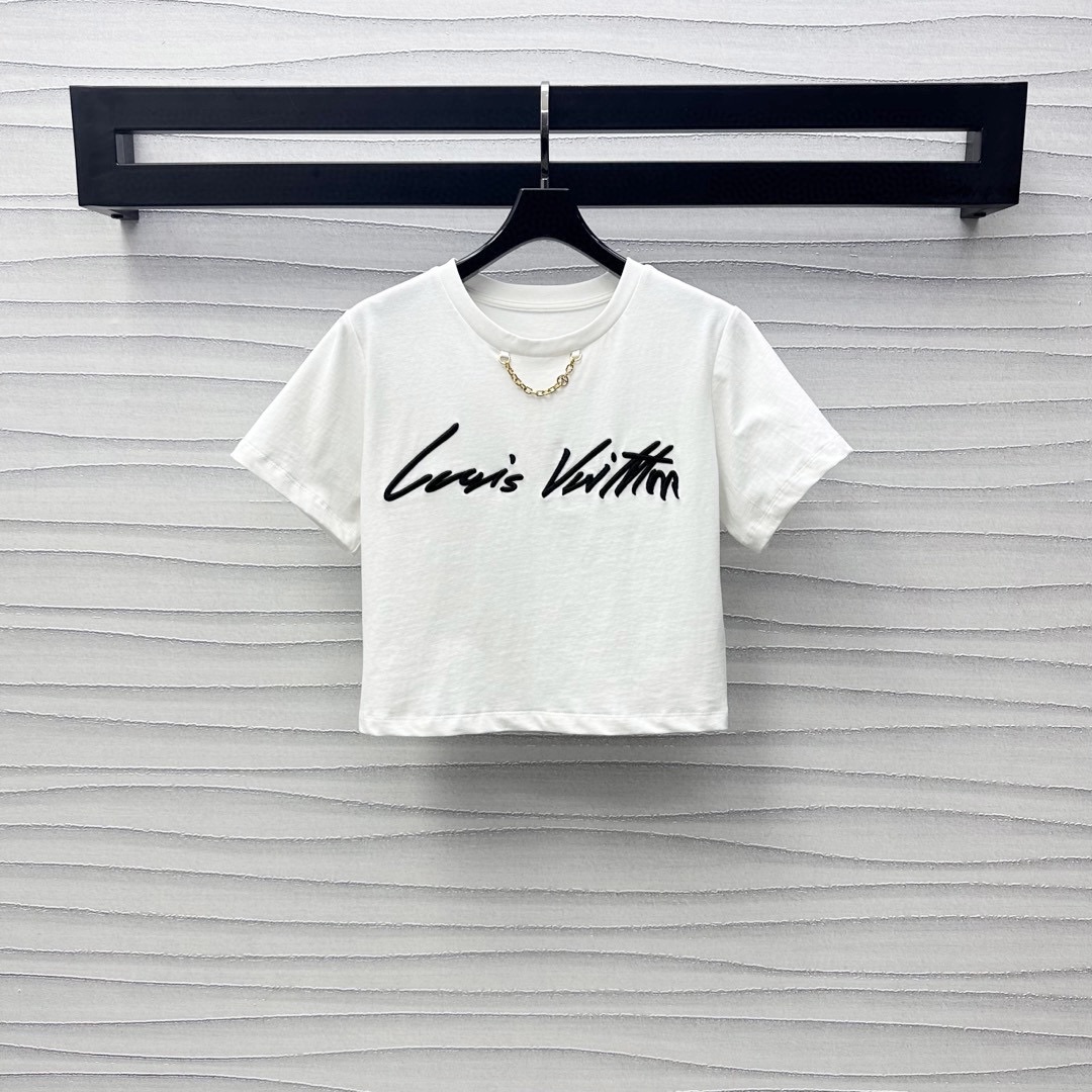 NO:412436,Louis Vuitto*2025 new product is available for short embroidered letters customized YB imported native cotton material breathable and comfortable, full texture The neckline is embroidered with metal letter chains to add layered shape Embroidered letters logo decoration on chest embossed tone highlights the brand tone Face and auxiliary materials development Round neck short T-shirt tailoring Single wear inner wear and stylish High-version 2 colors,,louis vuitton,tees, t-shirt,alexander wang19860909Louis Vuitto*2025新品上架短款刺绣字母定制YB进口原生全棉材质 透气舒适 质感十足 领口饰以金属字母链条点缀 增添造型层次感 胸前刺绣花体字母徽标装饰 彰显品牌调性 面辅料开发 圆领短款T恤剪裁 单穿内搭出彩时髦  高版本2色,,louis vuitton,tees，t-shirt,alexander wang,Women's clothing