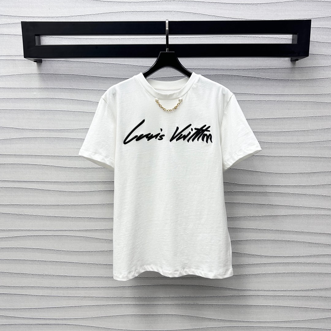 NO:412424,Louis Vuitto*2025 new product is available on the shelves of round neck embroidered letters custom YB imported native cotton material breathable and comfortable, full texture The neckline is embroidered with metal letter chains to add layered look, embroidered with letters on the chest, embroidered with letters and logo decoration, highlighting the brand tone, surface auxiliary material development, regular short-sleeved T-shirt tailoring, single wear and inner wear, outstanding and fashionable, high version 2 colors,,louis vuitton, T-shirt,tees, t-shirt,alexander wang19860909Louis Vuitto*2025新品上架圆领刺绣字母定制YB进口原生全棉材质 透气舒适 质感十足 领口饰以金属字母链条点缀 增添造型层次感 胸前刺绣花体字母徽标装饰 彰显品牌调性 面辅料开发 常规短袖T恤剪裁 单穿内搭出彩时髦 高版本2色,,louis vuitton,T-shirt,tees，t-shirt,alexander wang,Women's clothing