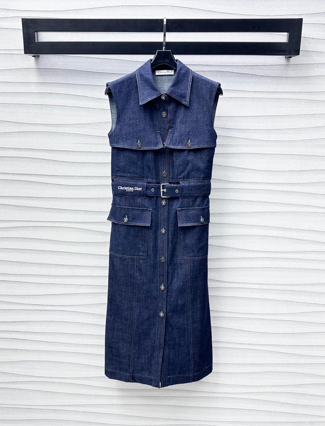 NO:414622,Dio*2025 new product is available on the shelves of the belt denim vest skirt. Customized YB imported twill cotton denim material. Comfortable and stylish. Multiple enzyme wash. Retro denim blue. Use open-clad button adjustment design. Combined with the perforated belt of the waist, outline the body shape and add layering. The iconic letter embroidery logo embellishes the brand tone. Face and accessories development. Lapel sleeveless dress tailoring. Commuter date outfits. Retro and fashionable. High-version, dior, skirts, alexander wang.19860909Dio*2025新品上架腰带牛仔背心裙定制YB进口斜纹全棉牛仔材质 舒适有型 多重酵素水洗 呈现复古牛仔蓝 沿用开襟纽扣调节设计 配合腰间本布穿孔腰带勾勒身形 增添造型层次感 标志性字母刺绣徽标点缀之上 彰显品牌调性 面辅料开发 翻领无袖连衣裙剪裁 通勤约会穿搭复古时髦 高版本,,dior,skirts,alexander wang,Women's clothing