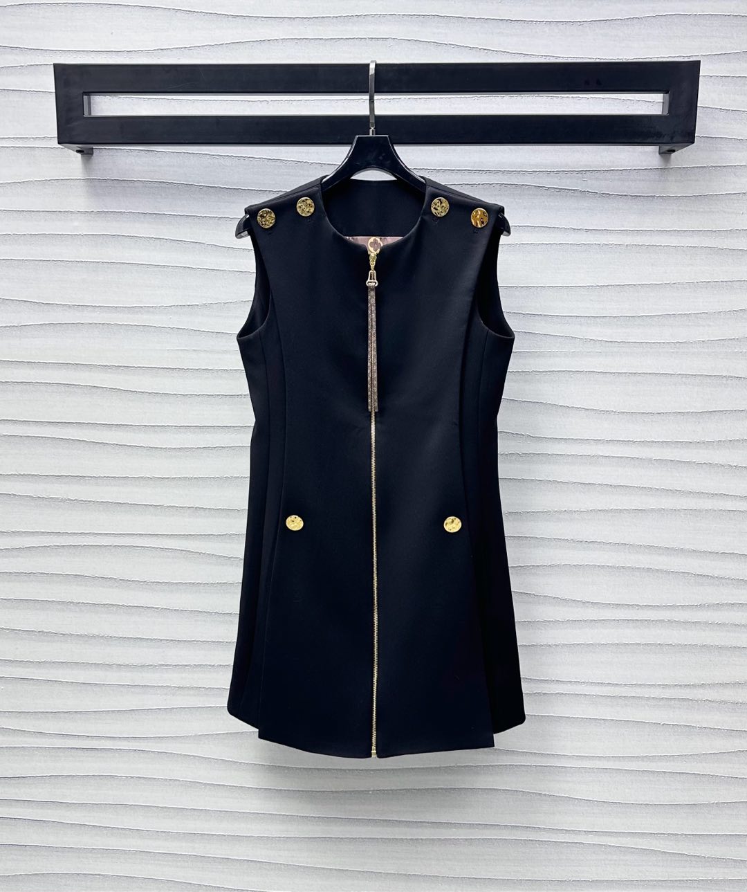 NO:415707,Louis Vuitto*2025 new product is on the shelves of zipper vest skirt customized YB imported twill cotton material, glossy and stylish, three-dimensional tailoring to fit the human body and make it look more like a figure. Four-leaf clover element letter leather mark zipper adjustment design highlights the brand tone. Shoulders, waist and hips are embellished with metal cloaks to add layering to the shape. Facial and auxiliary materials development. Zipper dress tailoring. Appropriate skirt length shows the good proportion of long legs. Commuting and date outfits are fashionable and fashionable. The inner delicate and presbyterian flowers show more texture. High-version,,louis vuitton, skirts,alexander wang19860909Louis Vuitto*2025新品上架拉链背心裙定制YB进口斜纹棉材质 光泽垂顺有型 沿用立体剪裁贴合人体更显身段 四叶草元素字母皮标拉链调节设计 彰显品牌调性 肩膀腰胯点缀金属襟扣装饰 增添造型层次感 面辅料开发 拉链连衣裙剪裁 恰当裙长展现长腿好比例 通勤约会穿搭时髦洋气 内里精致老花更显质感 高版本,,louis vuitton,skirts,alexander wang,Women's clothing