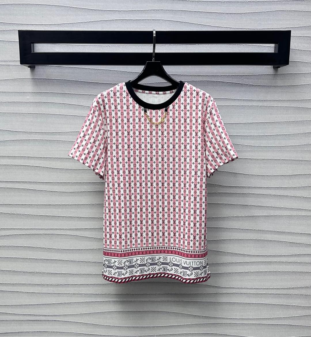 NO:415723,Louis Vuitto*2025 new product is available for active printing contrasting color custom YB imported mercerized cotton material, glossy and breathable and comfortable. The neckline is decorated with contrasting threads and embellished with metal letter chains to add layering. Striped base is combined with full-print four-leaf clover letter printed logo pattern to highlight the brand tone. The hem striped contrasting color letter pattern is integrated into the design. Rich visual effects. The surface and auxiliary materials are developed. Long T-shirt tailoring. Single wear and stylish inner wear. High-end version,,louis vuitton,tees, t-shirt,alexander wang19860909Louis Vuitto*2025新品上架活性印花撞色定制YB进口丝光全棉材质 光泽透气舒适 领口饰以撞色螺纹点缀金属字母链条装饰 增添造型层次感 条纹打底配合满印四叶草字母印花徽标图案 彰显品牌调性 下摆条纹撞色字母图案融入设计 丰富视觉效果 面辅料开发 长款T恤剪裁 单穿内搭出彩时髦 高版本,,louis vuitton,tees，t-shirt,alexander wang,Women's clothing