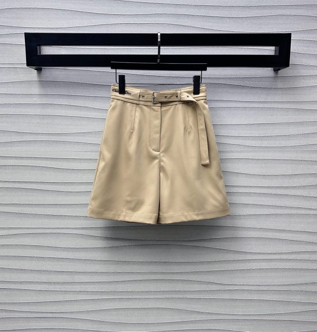 NO:415736,Dio*2025 new product launches letter belt shorts customized YB imported twill material, glossy, comfortable and stylish, smooth cut, perforated belt adjustment design at waist splicing, add layered look, iconic embroidered letter logo embellishment, highlight brand tone, surface auxiliary material development, high-waist shorts style cut, casual wear simple and advanced, high-end version,,dior, shorts,alexander wang19860909Dio*2025新品上架字母腰带短裤定制YB进口斜纹绸材质 光泽舒适有型 裁剪垂顺流畅 腰间拼接穿孔腰带调节设计 增添造型层次感 标志性刺绣字母徽标点缀装饰 彰显品牌调性 面辅料开发 高腰短裤版型剪裁 随意穿搭简约高级 高版本,,dior,shorts,alexander wang,Women's clothing
