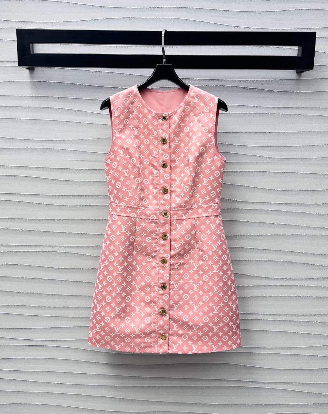 NO:415764,Louis Vuitto*2025 new product is available on the shelves of Jacquard Vest Skirt Customized YB imported twill cotton jacquard material. The texture is delicate and comfortable. The metal button adjustment design is used to mark the opening of the plaque and print the metal button to add a sense of styling. The whole body is full of the signature four-leaf clover letter jacquard logo to highlight the brand tone. The surface and auxiliary materials are developed. The round neck sleeveless dress is tailored. The exquisiteness is used to improve the complexion and date. High-end version,,louis vuitton, skirts,alexander wang19860909Louis Vuitto*2025新品上架提花背心裙定制YB进口斜纹棉提花材质 质感细腻舒适 沿用开襟刻印金属纽扣调节设计 增添造型层次感 通体满印标志性四叶草字母提花徽标 彰显品牌调性 面辅料开发 圆领无袖连衣裙剪裁 利用裁剪和细节提升精致度 通勤约会穿搭出彩时髦 高版本,,louis vuitton,skirts,alexander wang,Women's clothing