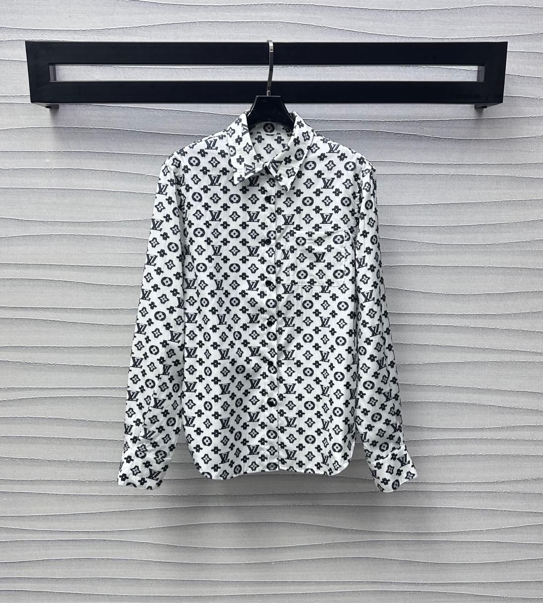 NO:415737,Louis Vuitto*2025 new product launches on the shelves of Jacquard Long Sleeve Shirt Customized YB imported twill thick jacquard material, sagging and comfortable, full-printed iconic jacquard four-leaf clover letter pattern, highlighting the brand tone, exquisite pointed collar and front button adjustment design, add layered look, surface auxiliary material development, shoulder lapel shirt tailoring, casually matched pants and skirts, fashionable and fashionable, high-end version,,louis vuitton, skirts,shirts,alexander wang19860909Louis Vuitto*2025新品上架提花长袖衬衫定制YB进口斜纹稠提花材质 垂顺舒适 通体满印标志性提花四叶草字母图案 彰显品牌调性 精致尖领搭配前襟纽扣调节设计 增添造型层次感 面辅料开发 正肩翻领衬衣剪裁 随意搭配裤裙装穿搭出彩时髦  高版本,,louis vuitton,skirts,shirts,alexander wang,Women's clothing