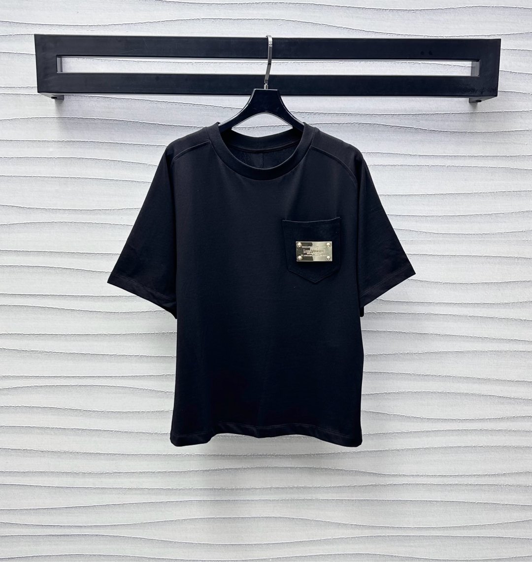 NO:415721,Louis Vuitto*2025 new product launches metal logo pocket custom YB imported native cotton material breathable and comfortable Voxel color base embellishes metal letter logo on chest pocket highlights brand tone Fall shoulder silhouette cut Add a sense of styling texture Developed surface accessories development Round neck short-sleeved T-shirt tailoring Randomly dressed in fashionable style High-end version, louis vuitton, T-shirt,tees, t-shirt,alexander wang19860909Louis Vuitto*2025新品上架金属徽标口袋定制YB进口原生全棉材质 透气舒适 通体素色打底点缀金属字母徽标于胸前口袋 彰显品牌调性 落肩廓形版型裁剪 增添造型层次感 面辅料开发 圆领短袖T恤剪裁 随意穿搭出彩时髦 高版本,,louis vuitton,T-shirt,tees，t-shirt,alexander wang,Women's clothing