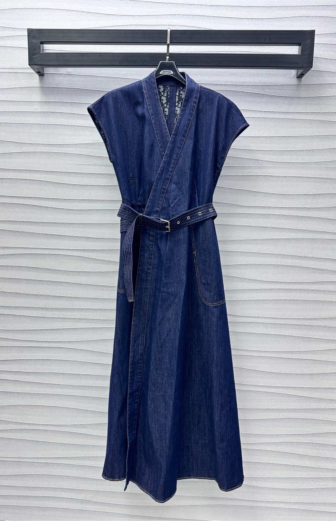 NO:415705,Dio*2025 new product is on the shelves of belt denim dress with custom YB imported twill cotton denim material, crisp, comfortable and stylish, the drop-shoulder short-sleeved style is matched with the front overlapping collar design, adding layered texture to the waist, shoulder decoration is made of perforated belt of this cloth, and the waist curve is outlined by the iconic CD bee embroidery logo embellishment to highlight the brand tone, surface auxiliary material development, belt dress tailoring, commuting date outfit high-quality temperament, exquisite presbyterian inside, higher version,,dior, skirts, T-shirt, alexander wang19860909Dio*2025新品上架腰带牛仔连衣裙定制YB进口斜纹棉牛仔材质 挺括舒适有型 落肩短袖版型配合搭配前襟交叠领设计 增添造型层次感 腰肩饰以本布穿孔腰带勾勒腰身曲线 标志性CD蜜蜂刺绣徽标点缀 彰显品牌调性 面辅料开发 腰带连衣裙剪裁 通勤约会穿搭高级气质 内里精致老花更显质感  高版本,,dior,skirts,T-shirt,alexander wang,Women's clothing