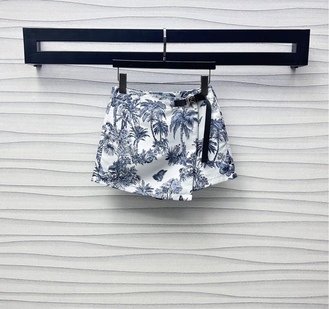 NO:418504,Dio*2025 new product launches jacquard skirts and pants. Customized YB imported jacquard materials. Clever and stylish. Full texture. The whole body is full of printed tropical style coconut tree butterfly jacquard pattern to highlight the brand tone. One-piece skirt design on the front. With the adjustment of the waist buckle connection, it adds a sense of styling. The surface auxiliary material development. High-waist short skirts and pants tailoring. It can be matched with the same series of vest jackets. The complete set is brilliant and fashionable. High-version, dior, skirts, jackets & coats, alexander wang19860909Dio*2025新品上架提花冲锋裙裤 定制YB进口提花冲锋材质 挺括有型 质感十足 通体满印热带风情椰树蝴蝶提花图案 彰显品牌调性 正面一片式裙面版型设计 配合腰间卡扣连接调节处理 增添造型层次感 面辅料开发 高腰短裙裤剪裁 可搭配同系列马甲外套 成套穿搭出彩时髦 高版本,,dior,skirts,jackets & coats,alexander wang,Women's clothing