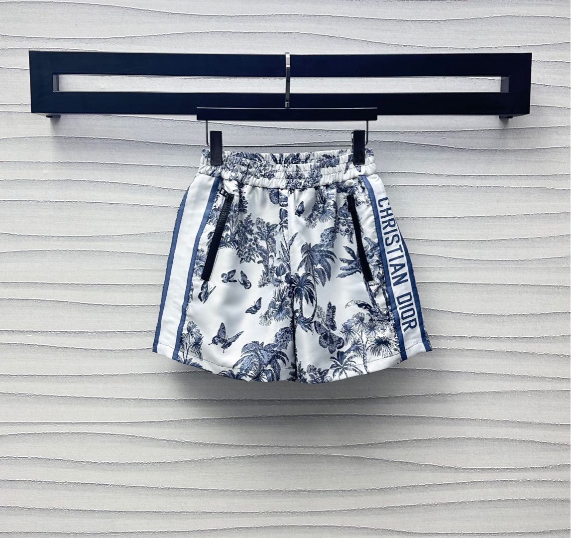 NO:418459,Dio*2025 new product launches jacquard shorts. Customized YB imported jacquard material. It is crisp and stylish. Full texture. The whole body is full of prints of tropical coconut butterfly jacquard pattern. It is decorated with jacquard letters on the side of the legs to highlight the brand tone. Elastic elastic waist symmetrical zipper pocket style design to add layering. Facial auxiliary materials development. High-waist shorts tailored. It can be matched with the same series of vest jackets. The complete set is brilliant and fashionable. High-version, dior, shorts, jackets & coats, alexander wang19860909Dio*2025新品上架提花冲锋短裤 定制YB进口提花冲锋材质 挺括有型 质感十足 通体满印热带风情椰树蝴蝶提花图案 配合腿侧提花字母织带点缀 彰显品牌调性 弹力松紧腰对称拉链口袋版型设计 增添造型层次感 面辅料开发 高腰短裤剪裁 可搭配同系列马甲外套 成套穿搭出彩时髦 高版本,,dior,shorts,jackets & coats,alexander wang,Women's clothing