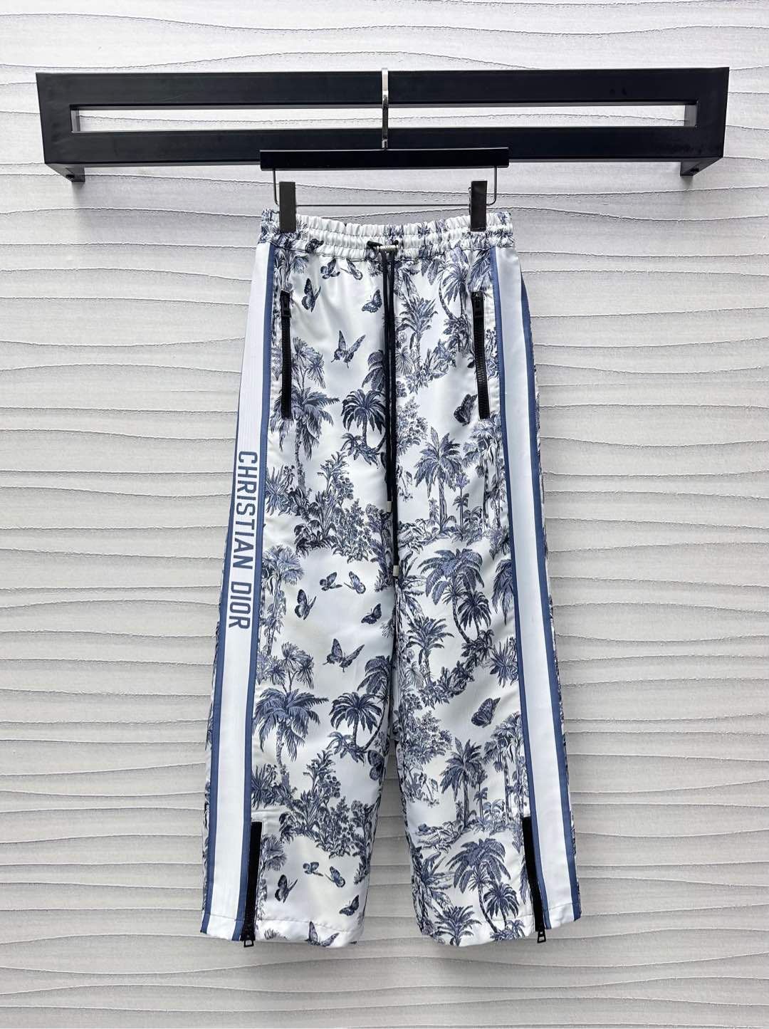 NO:418481,Dio*2025 new product launches jacquard trousers, customized YB imported jacquard material, crisp and stylish, full texture, full of printed tropical style coconut tree butterfly jacquard pattern, combined with the leg side jacquard letters embellishment, highlighting the brand tone, elastic drawstring, elastic waist symmetrical zipper pocket style design, add layered shape, surface auxiliary material development, high waist straight trousers tailoring, can be matched with vest jackets in the same series, complete sets of outfits are brilliant and fashionable, high version,,dior,jackets & coats,alexander wang19860909Dio*2025新品上架提花冲锋长裤 定制YB进口提花冲锋材质 挺括有型 质感十足 通体满印热带风情椰树蝴蝶提花图案 配合腿侧提花字母织带点缀 彰显品牌调性 弹力抽绳松紧腰对称拉链口袋版型设计 增添造型层次感 面辅料开发 高腰直筒长裤剪裁 可搭配同系列马甲外套 成套穿搭出彩时髦  高版本,,dior,jackets & coats,alexander wang,Women's clothing