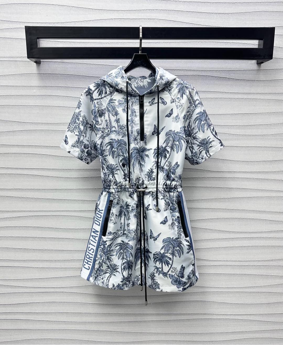 NO:418446,Dio*2025 new product is available for the shelves of Jacquard Dress Customized YB imported Jacquard Material is crisp and stylish, full of texture, full of printed tropical style coconut tree butterfly jacquard pattern, combined with the webbing on both sides, highlighting the brand tone, half-paced zipper adjustment drawstring waist design, add to the styling layering, surface auxiliary material development, hooded short-sleeved dress tailoring, random outfit, fashionable, high-version, dior, skirts, T-shirt, hats, alexander wang19860909Dio*2025新品上架提花冲锋连衣裙定制YB进口提花冲锋材质 挺括有型 质感十足通体满印热带风情椰树蝴蝶提花图案 配合两侧提花字母织带点缀 彰显品牌调性 半开襟拉链调节抽绳收腰设计 增添造型层次感 面辅料开发 连帽短袖连衣裙剪裁 随意穿搭出彩时髦  高版本,,dior,skirts,T-shirt,hats,alexander wang,Women's clothing