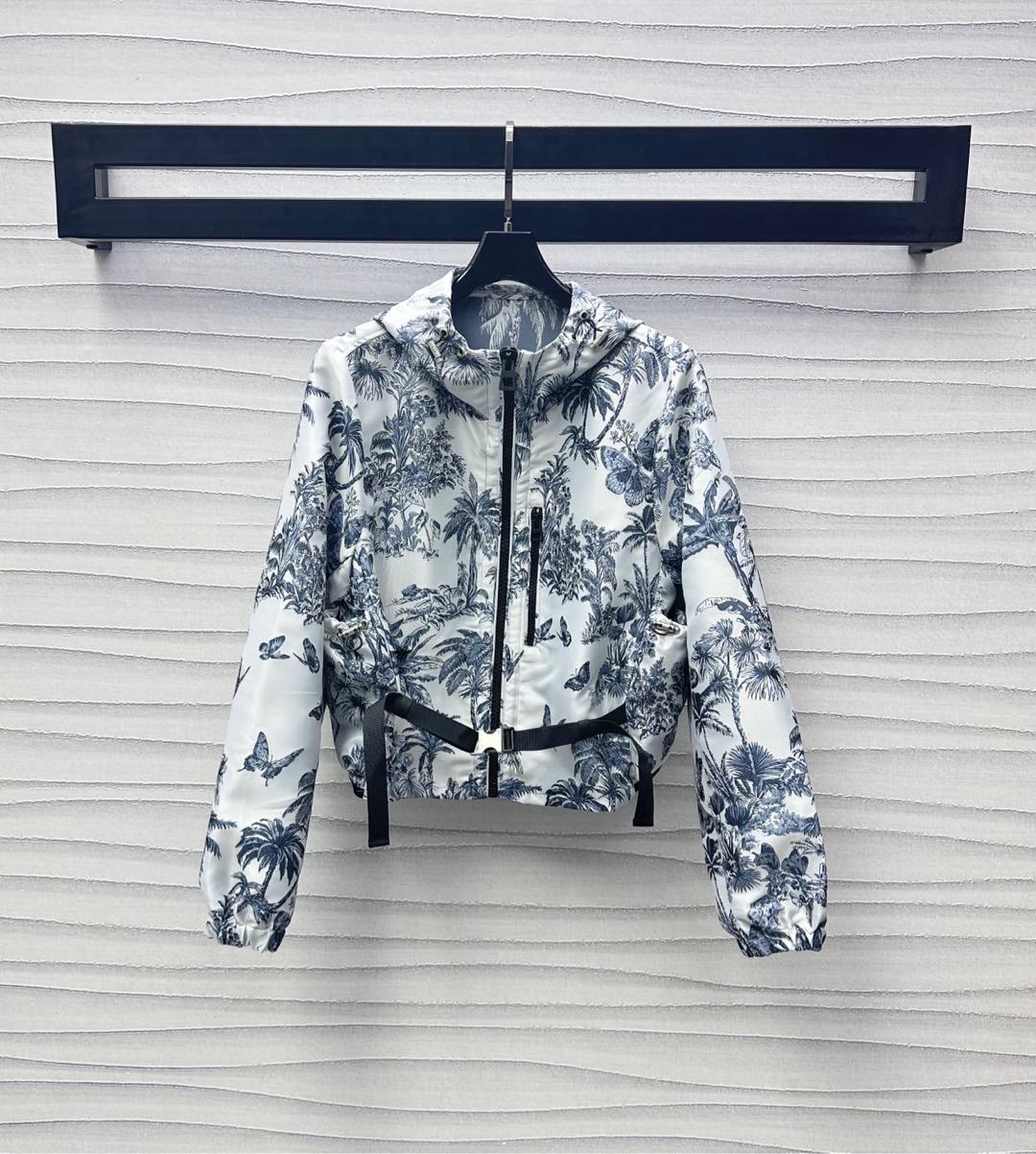 NO:418495,Dio*2025 new product is on the shelves of Jacquard Hooded Jacket Customized YB imported Jacquard Assault Material is crisp and stylish, full of texture, full of printed tropical style coconut butterfly jacquard pattern, combined with the webbing on the back, highlighting the brand tone, Zipper pocket design and waist snap adjustment processing, add to the styling layering, facial auxiliary material development, hooded jacket jacket tailoring, can be matched with the same series of skirts and pants, complete sets of dressing are brilliant and fashionable, high-end version,,dior, skirts, jackets & coats, jackets & coats,hats,alexander wang19860909Dio*2025新品上架提花连帽冲锋外套定制YB进口提花冲锋材质 挺括有型 质感十足通体满印热带风情椰树蝴蝶提花图案 配合后背提花字母织带点缀 彰显品牌调性 拉链口袋版型设计配合腰间卡扣调节处理 增添造型层次感 面辅料开发 连帽夹克外套剪裁 可搭配同系列裙裤装 成套穿搭出彩时髦 高版本,,dior,skirts,jackets & coats,jackets & coats,hats,alexander wang,Women's clothing