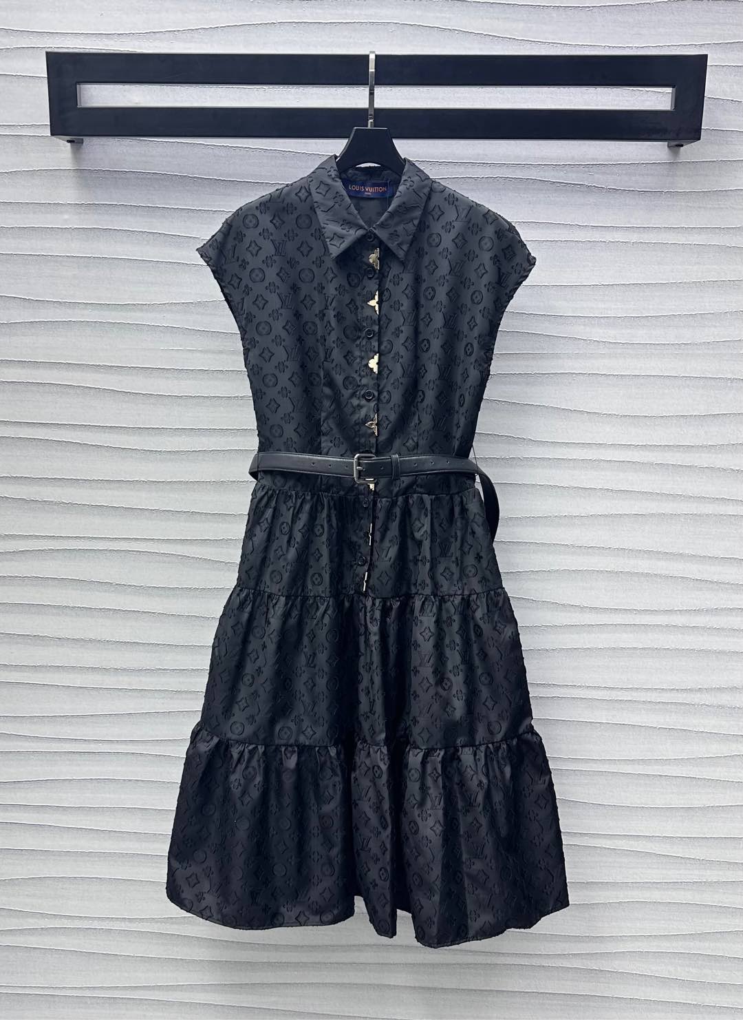 NO:417223,Louis Vuitto*2025 new product is available for custom-made jacquard belt dress with a custom YB imported jacquard material. The texture is comfortable and delicate. The whole body is full of four-leaf clover letters. Jacquard elements are printed with tailoring and details to enhance the exquisiteness. Half-plate button adjustment is adjusted with metal four-leaf clover logo embellishment and decoration. Show the brand tone. The waist belt design easily outlines the graceful body and adds a sense of styling. The surface auxiliary material development. Lapel dress tailoring. Commuter date outfits intellectual temperament. The medium-length layered skirt hem accommodates the body. The upper body is simple and fashionable. High version 2 colors,,louis vuitton, skirts, alexander wang19860909Louis Vuitto*2025新品上架提花腰带连衣裙定制YB进口提花材质 质感舒适细腻 通体满印四叶草字母提花元素 利用剪裁和细节提升精致度 半开襟纽扣调节搭配金属四叶草徽标点缀装饰 彰显品牌调性 腰间皮带设计轻松勾勒曼妙身形 增添造型层次感 面辅料开发 翻领连衣裙剪裁 通勤约会穿搭知性气质 中长度层叠裙摆包容身形 上身简约洋气  高版本2色,,louis vuitton,skirts,alexander wang,Women's clothing