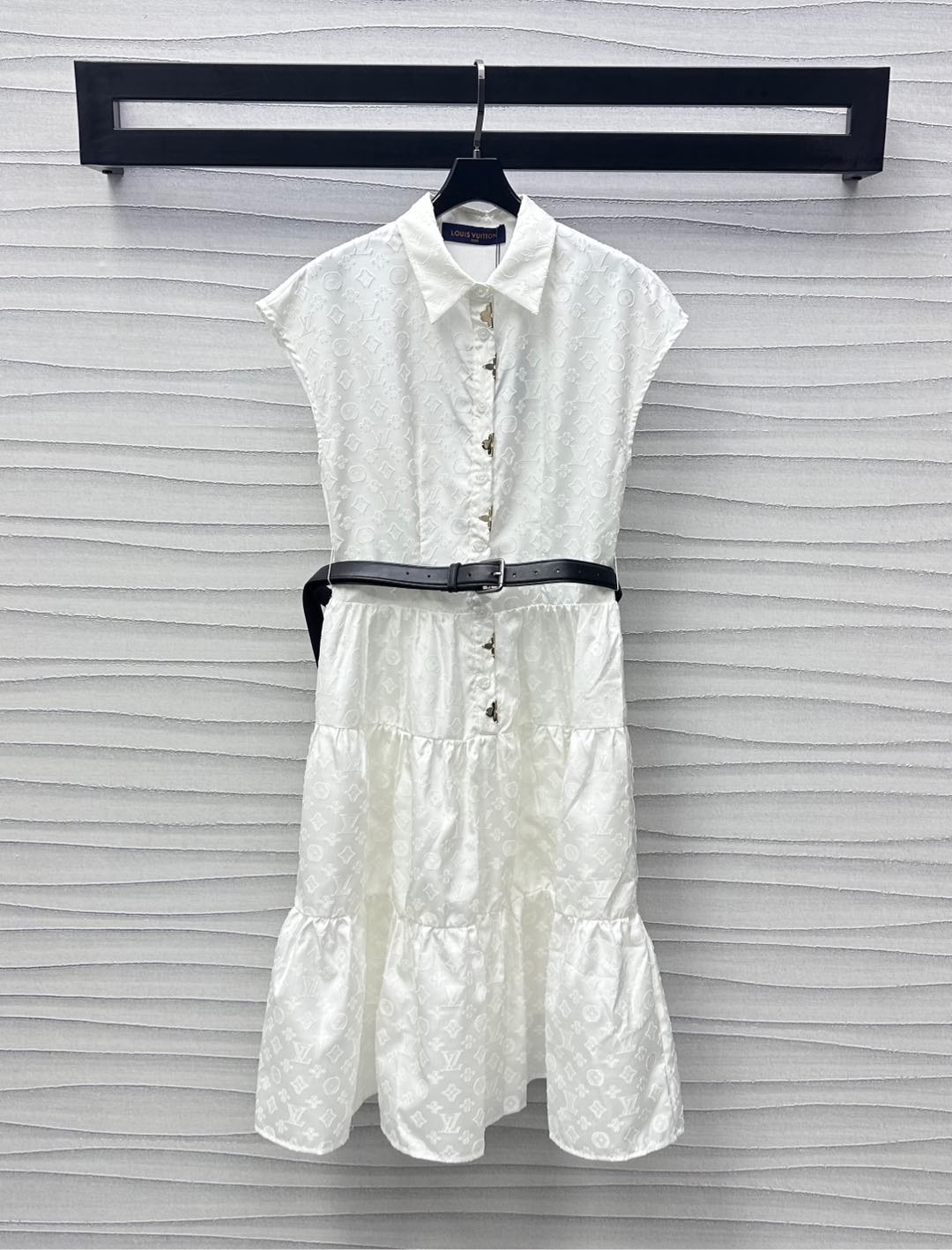 NO:417212,Louis Vuitto*2025 new product is available for custom-made jacquard belt dress with a custom YB imported jacquard material. The texture is comfortable and delicate. The whole body is full of four-leaf clover letters. Jacquard elements are printed with tailoring and details to enhance the exquisiteness. Half-plate button adjustment is adjusted with metal four-leaf clover logo embellishment and decoration. Show the brand tone. The waist belt design easily outlines the graceful body and adds a sense of styling. The surface auxiliary material development. Lapel dress tailoring. Commuter date outfits intellectual temperament. The medium-length layered skirt hem accommodates the body. The upper body is simple and fashionable. High version 2 colors,,louis vuitton, skirts, alexander wang19860909Louis Vuitto*2025新品上架提花腰带连衣裙定制YB进口提花材质 质感舒适细腻 通体满印四叶草字母提花元素 利用剪裁和细节提升精致度 半开襟纽扣调节搭配金属四叶草徽标点缀装饰 彰显品牌调性 腰间皮带设计轻松勾勒曼妙身形 增添造型层次感 面辅料开发 翻领连衣裙剪裁 通勤约会穿搭知性气质 中长度层叠裙摆包容身形 上身简约洋气 高版本2色,,louis vuitton,skirts,alexander wang,Women's clothing