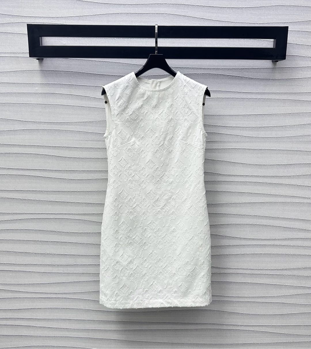 NO:418433,Louis Vuitto*2025 new product is available on the shelves of jacquard denim vest skirts. Customized YB imported twill cotton denim material. Soft and comfortable. Use three-dimensional cut of chest and waist lines to create a waist-hugging style. Combined with the adjustment design of the tassel zipper leather buckle to add layered look. Full-body full-print four-leaf clover letter jacquard logo to highlight the brand tone. Face accessories development. Sleeveless dress tailoring. Commuter date outfits. Premium and fashionable. Series development. High-end version,,louis vuitton, skirts,alexander wang19860909Louis Vuitto*2025新品上架提花牛仔背心裙定制YB进口斜纹棉牛仔材质 柔软舒适 利用胸腰线条立体裁剪打造收腰版型处理 配合后背流苏拉链皮扣调节设计 增添造型层次感 通体满印四叶草字母提花徽标 彰显品牌调性 面辅料开发 无袖连衣裙剪裁 通勤约会穿搭高级时髦 系列开发  高版本,,louis vuitton,skirts,alexander wang,Women's clothing