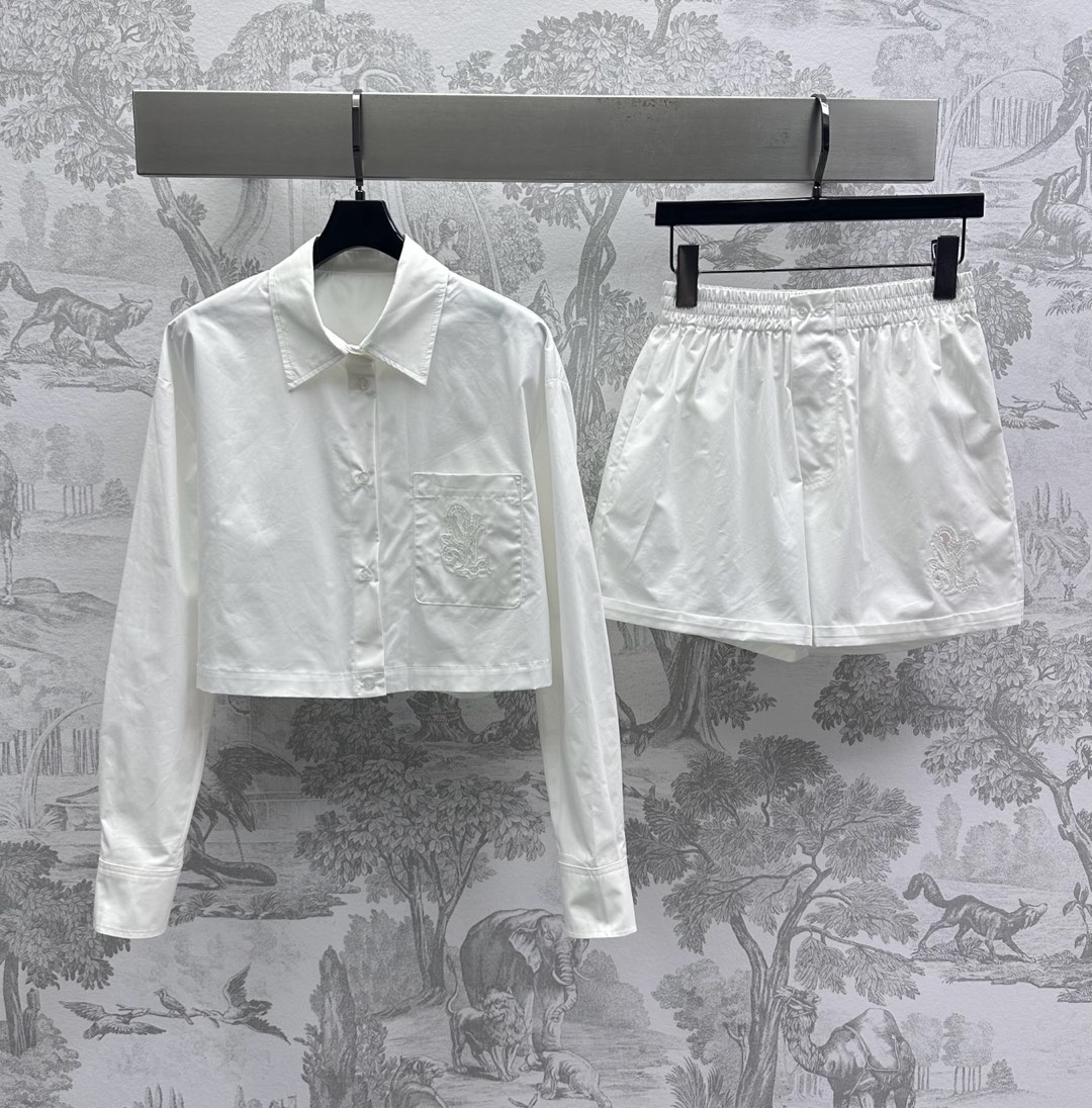 NO:418409,Shirts, shorts, Louis Vuitto* new product, embroidered shirts, shorts set, customized YB imported twill cotton material, breathable, comfortable and stylish, chest pockets decorated with embroidered letters and logos, highlighting the brand tone, surface accessories, shorts, long-sleeved shirts with the same series of shorts, details echo up and down, complete sets are simple and fashionable, can also be purchased separately, high-version 2 colors,,louis vuitton, shorts, shirts, alexander wang19860909衬衣 短裤Louis Vuitto*新品上架绣花衬衣短裤套装定制YB进口斜纹全棉材质 透气舒适有型 胸前口袋饰以绣花字母徽标点缀装饰 彰显品牌调性 面辅料开发 短款长袖衬衫搭配同系列短裤 细节上下呼应 成套穿搭简约时髦 也可分开购入搭配 高版本2色,,louis vuitton,shorts,shirts,alexander wang,Women's clothing