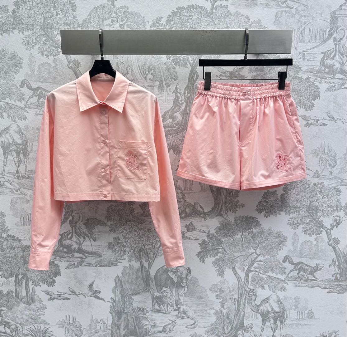 NO:418426,Shirts, shorts, Louis Vuitto* new product, embroidered shirts, shorts set, customized YB imported twill cotton material, breathable, comfortable and stylish, chest pockets decorated with embroidered letters and logos, highlighting the brand tone, surface accessories, shorts, long-sleeved shirts with the same series of shorts, details echo up and down, complete sets are simple and fashionable, can also be purchased separately, high-version 2 colors,,louis vuitton, shorts, shirts, alexander wang19860909衬衣 短裤Louis Vuitto*新品上架绣花衬衣短裤套装定制YB进口斜纹全棉材质 透气舒适有型 胸前口袋饰以绣花字母徽标点缀装饰 彰显品牌调性 面辅料开发 短款长袖衬衫搭配同系列短裤 细节上下呼应 成套穿搭简约时髦 也可分开购入搭配 高版本2色,,louis vuitton,shorts,shirts,alexander wang,Women's clothing