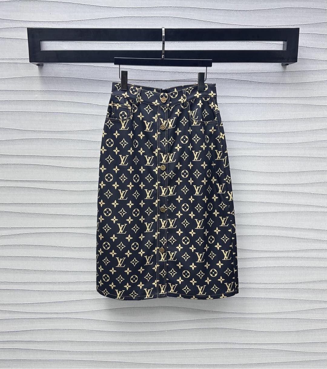 NO:418428,Louis Vuitto*2025 new product is available for printing placket button skirt custom YB imported twill cotton material, stand up and comfortable, full-print iconic four-leaf clover letter printed logo, highlighting the brand tone, center single row engraved metal buttons with rear waist half zipper adjustment design, add styling layering, surface auxiliary material development, high-waist skirt tailoring, commuting date casually match, outfits and fashionable, high-version, louis vuitton, skirts, alexander wang19860909Louis Vuitto*2025新品上架印花襟扣半裙定制YB进口斜纹棉材质 立挺舒适 通体满印标志性四叶草字母印花徽标 彰显品牌调性 居中单排刻字金属纽扣搭配后腰半拉链调节设计 增添造型层次感 面辅料开发 高腰半身裙剪裁 通勤约会随意搭配穿搭出彩时髦   高版本,,louis vuitton,skirts,alexander wang,Women's clothing