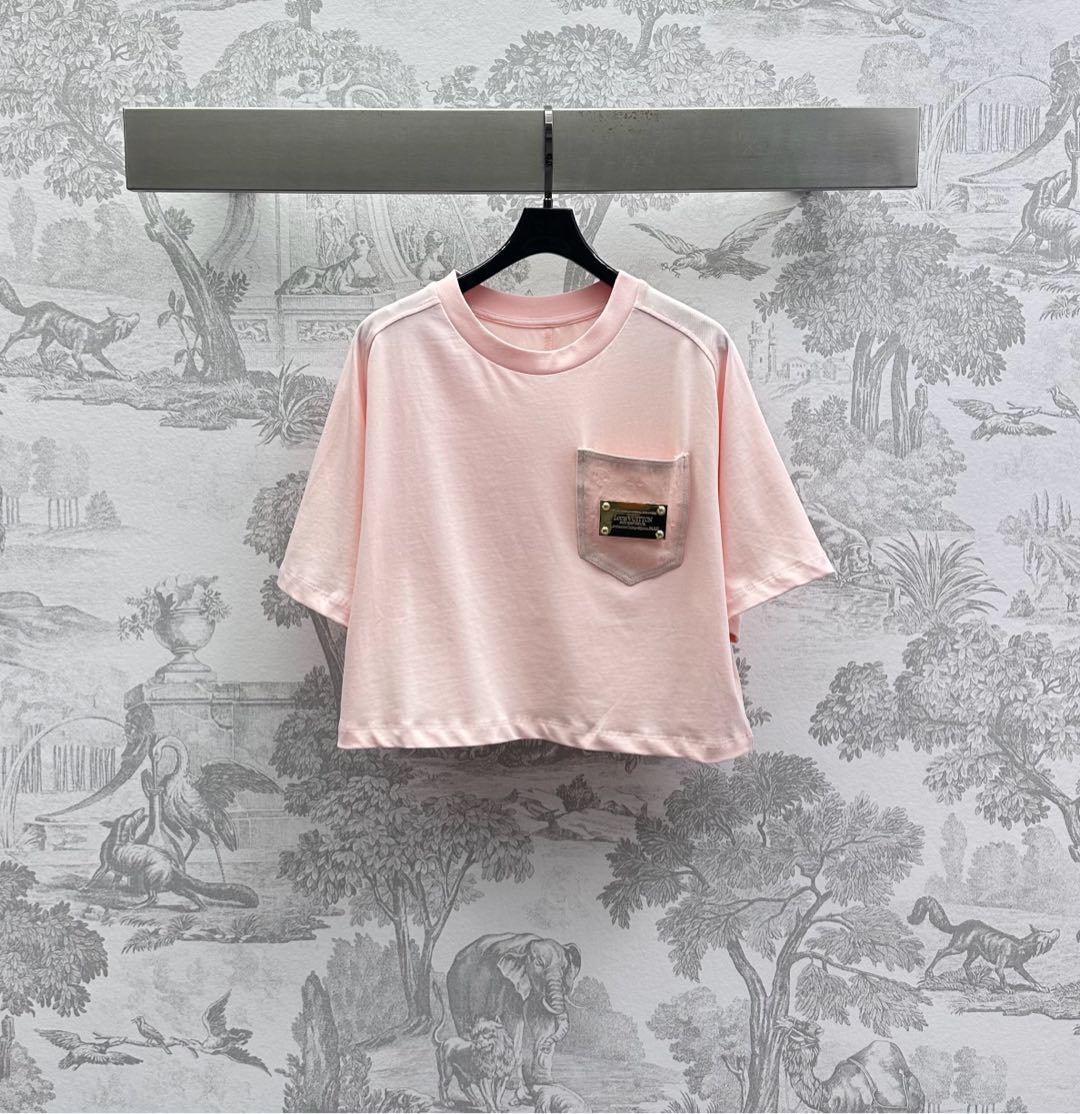 NO:418369,Louis Vuitto*2025 new product launches metal logo pocket custom YB imported native cotton material breathable and comfortable Voxel color base embellishes metal letter logo on chest pocket highlights brand tone Fall shoulder silhouette cut Add a sense of styling texture Developed surface accessories development Round neck short-sleeved T-shirt tailoring Randomly dressed in fashionable style High-end version, louis vuitton, T-shirt,tees, t-shirt,alexander wang19860909Louis Vuitto*2025新品上架金属徽标口袋定制YB进口原生全棉材质 透气舒适 通体素色打底点缀金属字母徽标于胸前口袋 彰显品牌调性 落肩廓形版型裁剪 增添造型层次感 面辅料开发 圆领短袖T恤剪裁 随意穿搭出彩时髦 高版本,,louis vuitton,T-shirt,tees，t-shirt,alexander wang,Women's clothing