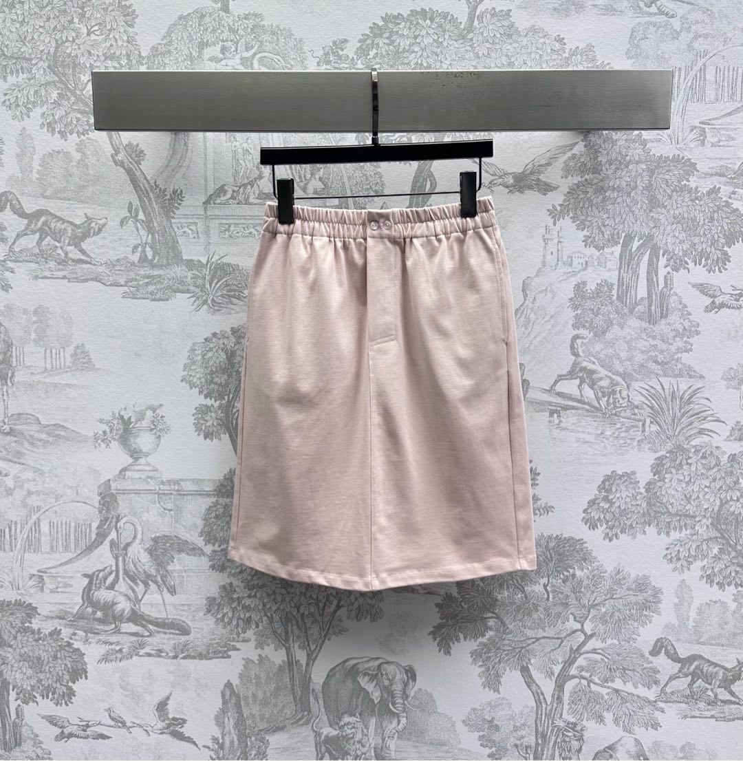 NO:418350,Louis Vuitto*2025 new product launches metal logo pocket skirt custom YB imported native cotton material breathable and comfortable decoration, with a back hip jacquard denim pocket embellished with metal letter logo to highlight the brand tone Elastic waist elastic pattern design to add layered look, surface auxiliary material development, high waist mid-length skirt tailoring, casual outfit, high version, louis vuitton, skirts, alexander wang19860909Louis Vuitto*2025新品上架金属徽标口袋半裙定制YB进口原生全棉材质 透气舒适 饰以后臀提花牛仔口袋点缀金属字母徽标 彰显品牌调性 弹力腰头松紧版型设计 增添造型层次感 面辅料开发 高腰中长半裙剪裁 随意穿搭出彩时髦 高版本,,louis vuitton,skirts,alexander wang,Women's clothing