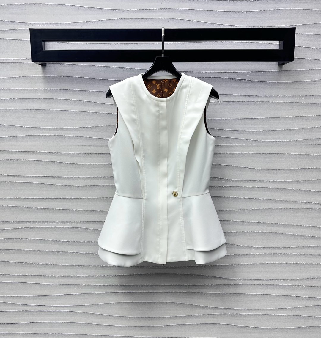 NO:418390,Louis Vuitto*2025 new product is available on the shelves of the ruffled pleated vest custom YB imported acetic acid material, smooth and comfortable, the overall contour outline is outlined with the exquisite craftsmanship of the hem to create a layered ruffled decoration, adding layering, centered decoration is decorated with hidden hollow letters and zipper adjustment design, metal logo embellishes the waist side, highlighting the brand tone, surface auxiliary material development, round neck slim vest cut, fashionable and hot on the street, exquisite presbyopia inside, more textured, high version,,louis vuitton,alexander wang19860909Louis Vuitto*2025新品上架荷叶边压褶背心定制YB进口醋酸材质 光泽垂顺舒适 整体轮廓线勾勒配合下摆精致工艺打造层叠感荷叶边装饰 增添造型层次感 居中饰以隐藏式镂空字母拉链调节设计 金属徽标点缀腰侧 彰显品牌调性 面辅料开发 圆领修身背心剪裁 出街约会时髦热辣 内里精致老花更显质感  高版本,,louis vuitton,alexander wang,Women's clothing