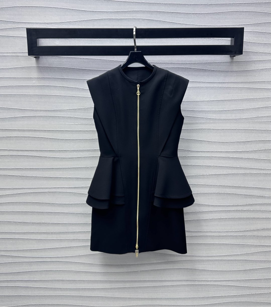 NO:418410,Louis Vuitto*2025 new product is available for custom-made ruffled dresses YB imported acetic acid material, smooth and comfortable, overall contour outline, straight-tube style and exquisite craftsmanship to create a layered ruffled lace decoration, adding layering, centered decoration with two-way hollow letters logo zipper adjustment design, highlighting the brand tone, surface auxiliary material development, round neck vest skirt tailoring, fashionable and hot on the street, high-end version,,louis vuitton, skirts, alexander wang19860909Louis Vuitto*2025新品上架荷叶边连衣裙定制YB进口醋酸材质 光泽垂顺舒适 整体轮廓线勾勒 直筒版型配合腰身外层精致工艺打造层叠感荷叶花边装饰 增添造型层次感 居中饰以双向镂空字母徽标拉链调节设计 彰显品牌调性 面辅料开发 圆领背心裙剪裁 出街约会时髦热辣  高版本,,louis vuitton,skirts,alexander wang,Women's clothing