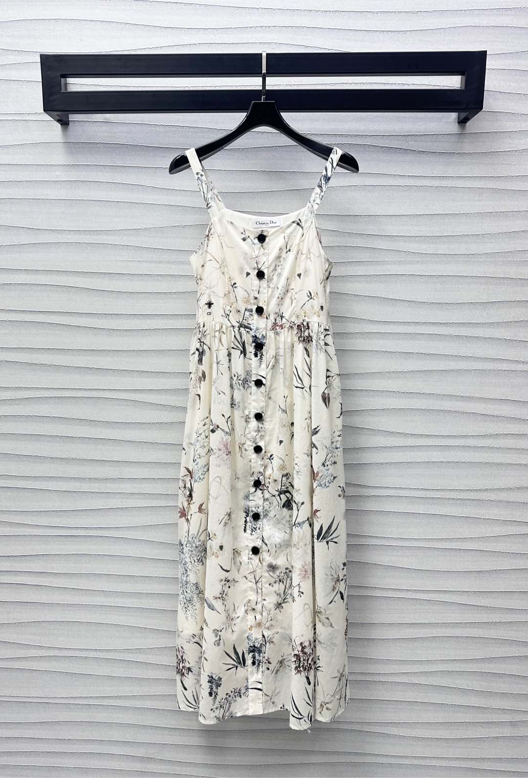 NO:418373,Dio*2025 new product is available for custom printed suspender dresses, YB imported cotton material, sagging, comfortable and stylish, full of printed leaves and other natural elements, light color matching, with a new Chinese style, echoing the refreshing vacation atmosphere of the hot summer, highlighting the brand tone, using tailoring and details to improve the exquisiteness, adjust the slit design with open-clad lettering buttons, and add a sense of styling layering, high waist contour cutting line, easily divide the upper and lower proportions, umbrella-shaped exterior expansion skirt hem modification lines, surface auxiliary materials development, suspender vest dress tailoring, commuting and date outfits are more fashionable, high version,,dior, skirts,alexander wang19860909Dio*2025新品上架印花吊带连衣裙定制YB进口全棉材质 垂顺舒适有型 通体满印花叶等自然元素 配色清淡颇具新中式风格 呼应炎炎夏日的清爽度假气息 彰显品牌调性 利用剪裁和细节提升精致度 沿用开襟刻字钮扣调节开衩设计 增添造型层次感 高腰位轮廓裁剪线轻松划分上下比例 伞状外扩裙摆修饰线条 面辅料开发 吊带背心连衣裙剪裁 通勤约会穿搭更为洋气时髦  高版本,,dior,skirts,alexander wang,Women's clothing