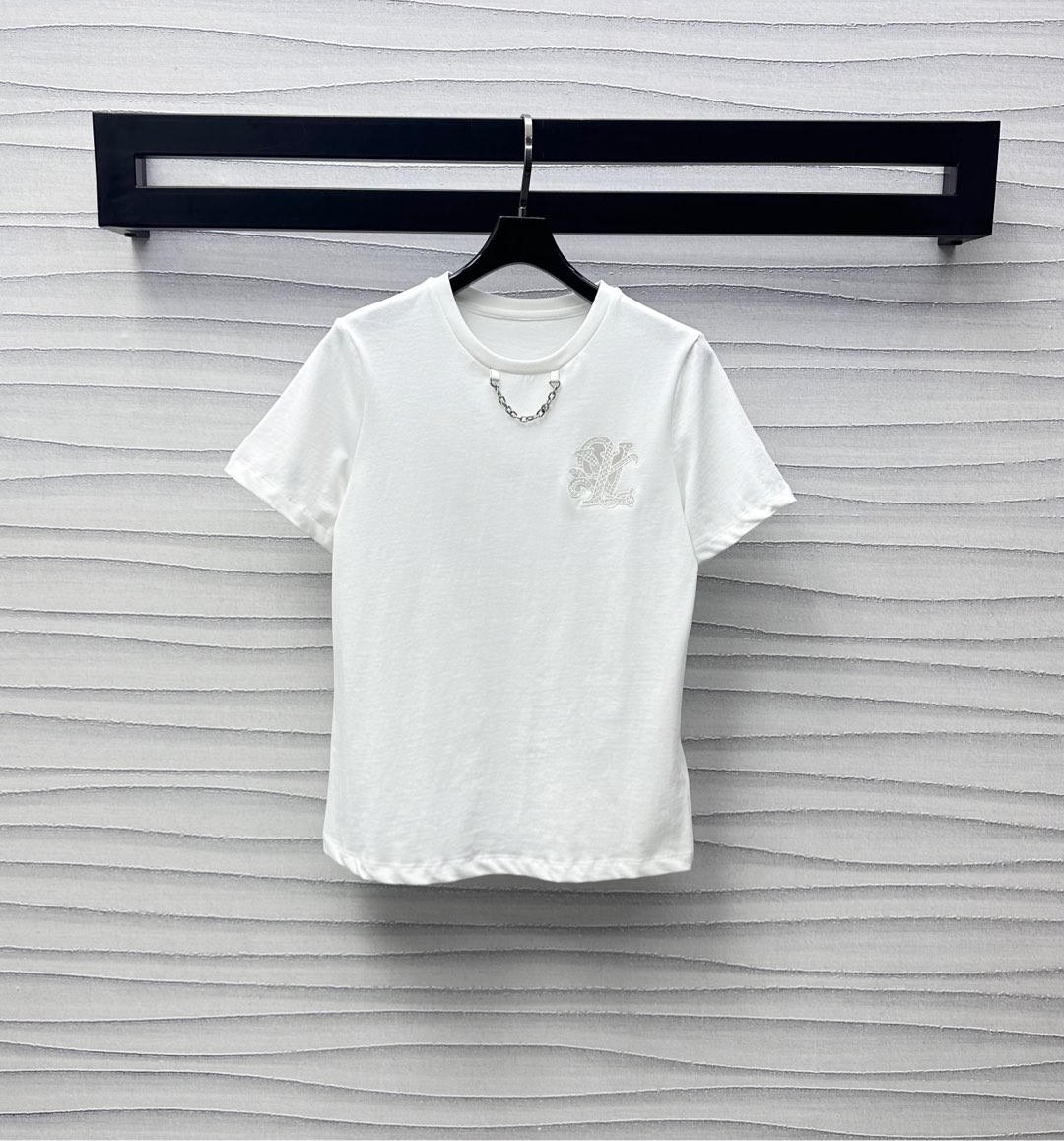 NO:418500,Louis Vuitto*2025 new product is available for custom embroidered chains YB imported cotton material breathable and comfortable Voxel color base embroidered with embroidered letter logo decoration highlights the brand tone The neckline is decorated with metal letter chain design to add styling layering Facial auxiliary materials development Round neck short-sleeved T-shirt tailoring Single wear inner wear is brilliant and fashionable High version 2 colors, louis vuitton, T-shirt,tees, t-shirt,alexander wang19860909Louis Vuitto*2025新品上架绣花链条定制YB进口全棉材质 透气舒适 通体素色打底点缀绣花字母徽标装饰 彰显品牌调性 领口饰以金属字母链条设计 增添造型层次感 面辅料开发 圆领短袖T恤剪裁 单穿内搭出彩时髦  高版本2色,,louis vuitton,T-shirt,tees，t-shirt,alexander wang,Women's clothing