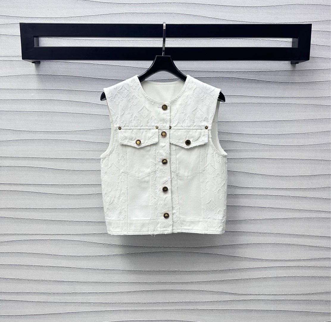 NO:418415,Louis Vuitto*2025 new product is available on the shelves of Jacquard Denim Vest Customized YB imported twill cotton denim material Soft and comfortable Chest symmetrical flip pocket design Combined with the adjustment of open-clad lettering metal buttons to add layered styling. Full-body printed four-leaf clover letter jacquard logo to highlight the brand tone. Face and auxiliary materials development. Round neck vest tailoring can be matched with skirts and pants in the same series. Complete sets of slack and fashionable. Series development. High-end version,,louis vuitton, skirts,alexander wang19860909Louis Vuitto*2025新品上架提花牛仔马甲定制YB进口斜纹棉牛仔材质 柔软舒适 胸前对称翻盖口袋版型设计 配合开襟刻字金属纽扣调节处理 增添造型层次感 通体满印四叶草字母提花徽标 彰显品牌调性 面辅料开发 圆领开襟马甲剪裁 可搭配同系列裙裤装 成套穿搭松弛时髦 系列开发  高版本,,louis vuitton,skirts,alexander wang,Women's clothing