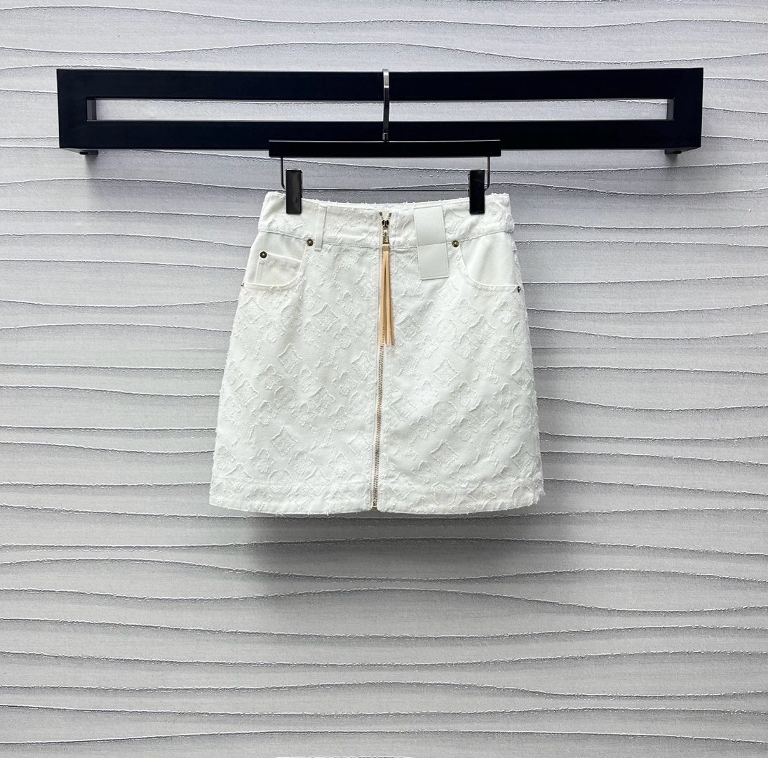 NO:418457,Louis Vuitto*2025 new product is available on the shelves of Jacquard denim skirt custom YB imported twill cotton denim material soft and comfortable high-waist symmetrical pocket style design with tassel zipper leather buckle adjustment to add layering of styling Full-body full-print four-leaf clover letter jacquard logo highlights brand tone development Facial accessories High-waist straight skirt tailoring Can be matched with vest jackets in the same series Complete sets of slack and fashionable Series development High-version, louis vuitton, skirts, jackets & coats, alexander wang19860909Louis Vuitto*2025新品上架提花牛仔半裙定制YB进口斜纹棉牛仔材质 柔软舒适 高腰对称口袋版型设计 配合流苏拉链皮扣调节处理 增添造型层次感 通体满印四叶草字母提花徽标 彰显品牌调性 面辅料开发 高腰直筒半裙剪裁 可搭配同系列马甲外套 成套穿搭松弛时髦 系列开发  高版本,,louis vuitton,skirts,jackets & coats,alexander wang,Women's clothing